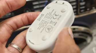 The back of an IKEA KLIPPBOK water leak sensor in front of a washer and dryer.