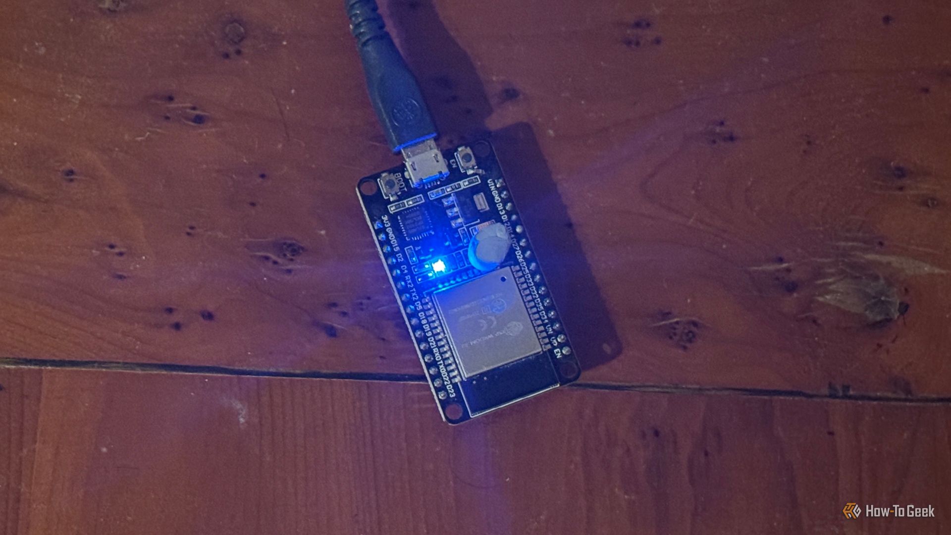 Отладочная плата ESP32 на столе