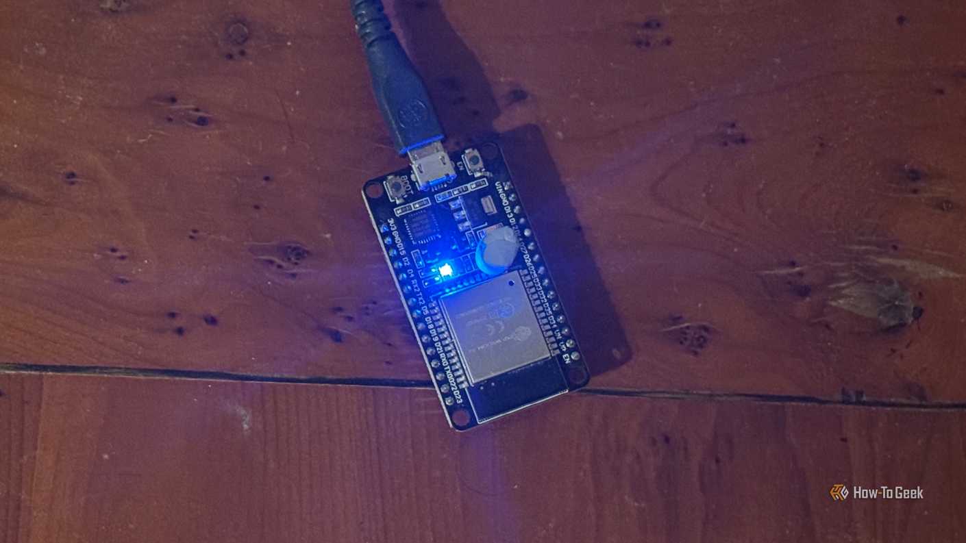 Плата ESP32 для проектов умного дома Отладочная плата ESP32 на столе