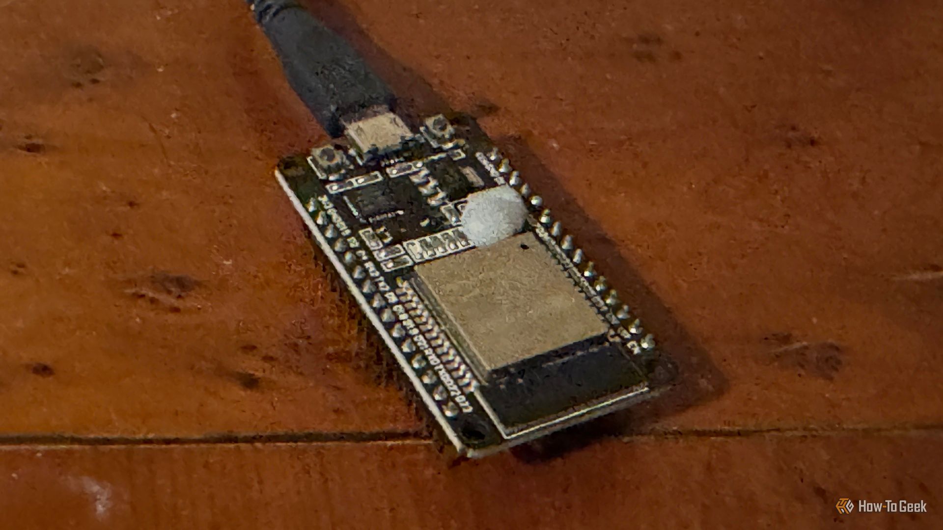 Макроснимок верхней части платы ESP32 с чипом CP2102