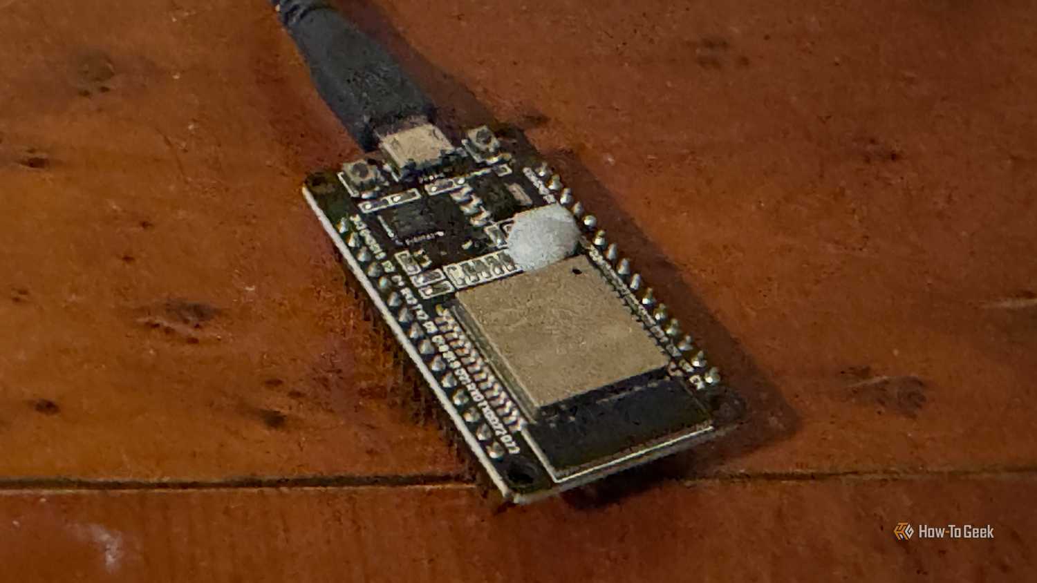 Чип CP2102 на плате ESP32 Макроснимок верхней части платы ESP32 с чипом CP2102