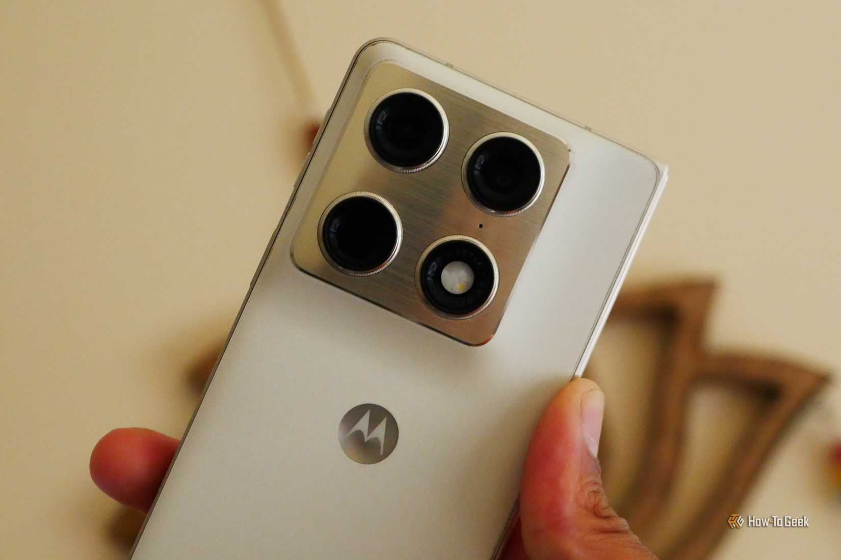 Человек держит в руках складной Motorola Razr Fold