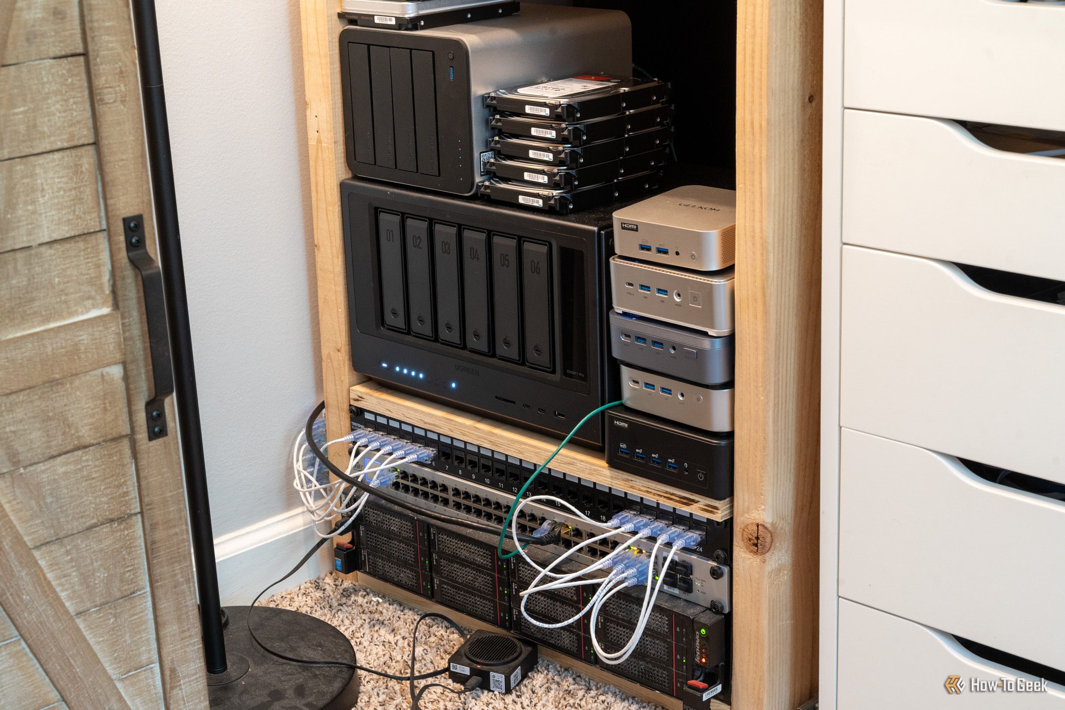 Homelab server shelf with Ugreen iDX6011 Pro, UniFi switch, mini PCs, and Lenovo RD440.