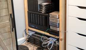 Homelab server shelf with Ugreen iDX6011 Pro, UniFi switch, mini PCs, and Lenovo RD440.