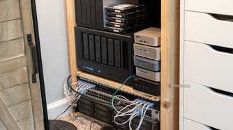 Homelab server shelf with Ugreen iDX6011 Pro, UniFi switch, mini PCs, and Lenovo RD440.