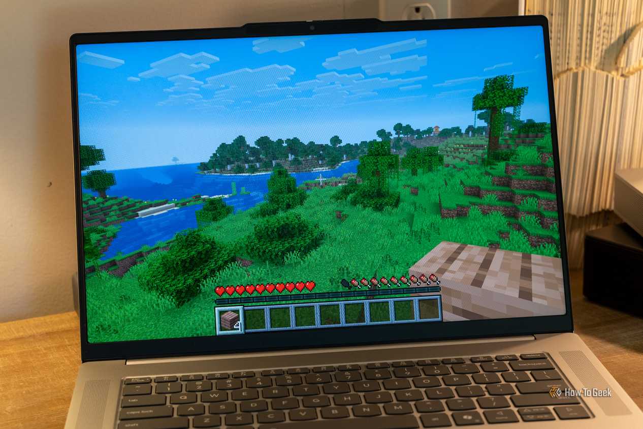 Запуск Minecraft на ноутбуке Ноутбук с запущенной игрой Minecraft