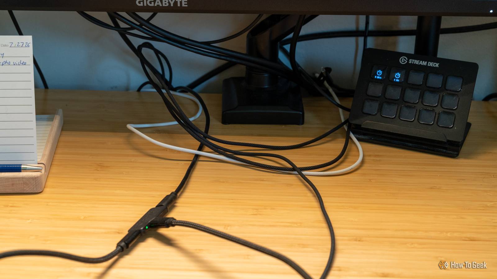 Проблема проводов на рабочем столе Запутанные кабели питания USB-C под монитором