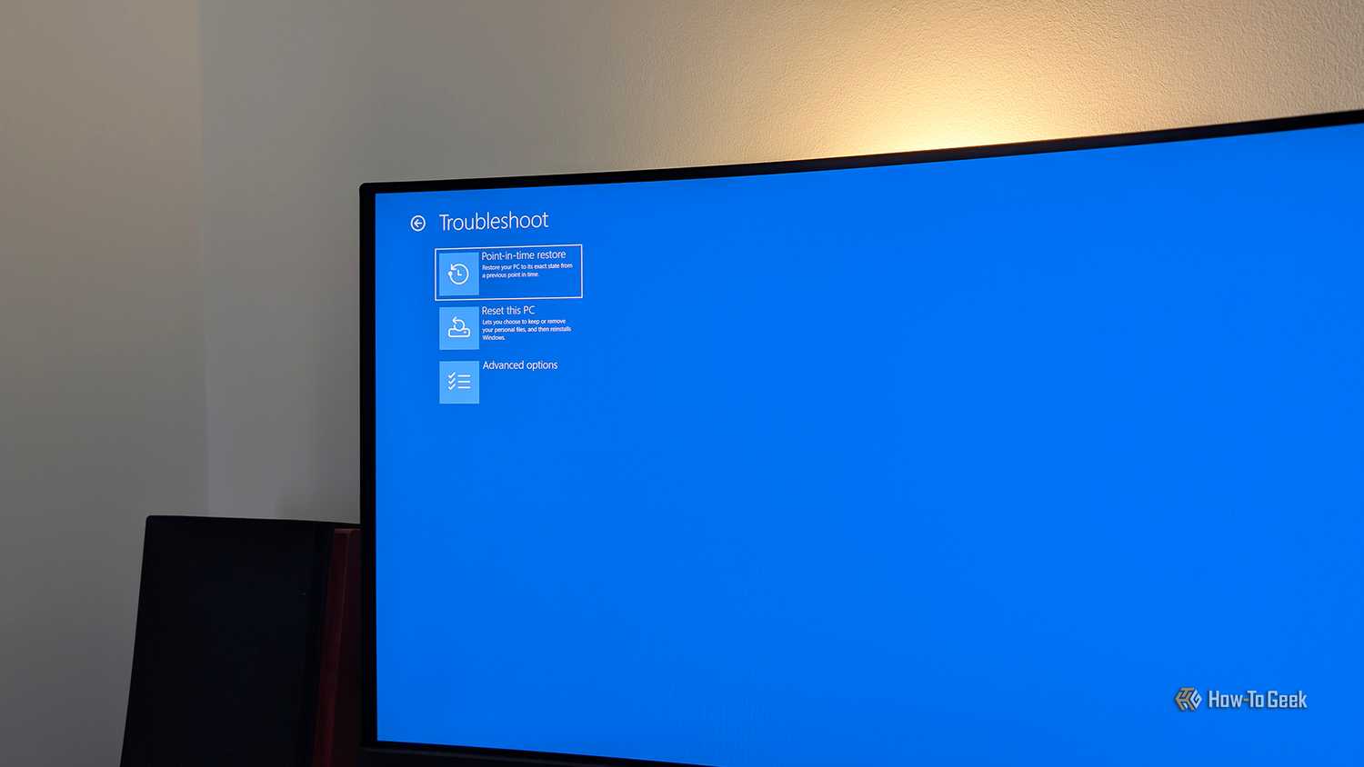 Скрытая функция Windows 11 занимает десятки гигабайт на SSD Окно среды восстановления Windows на мониторе компьютера