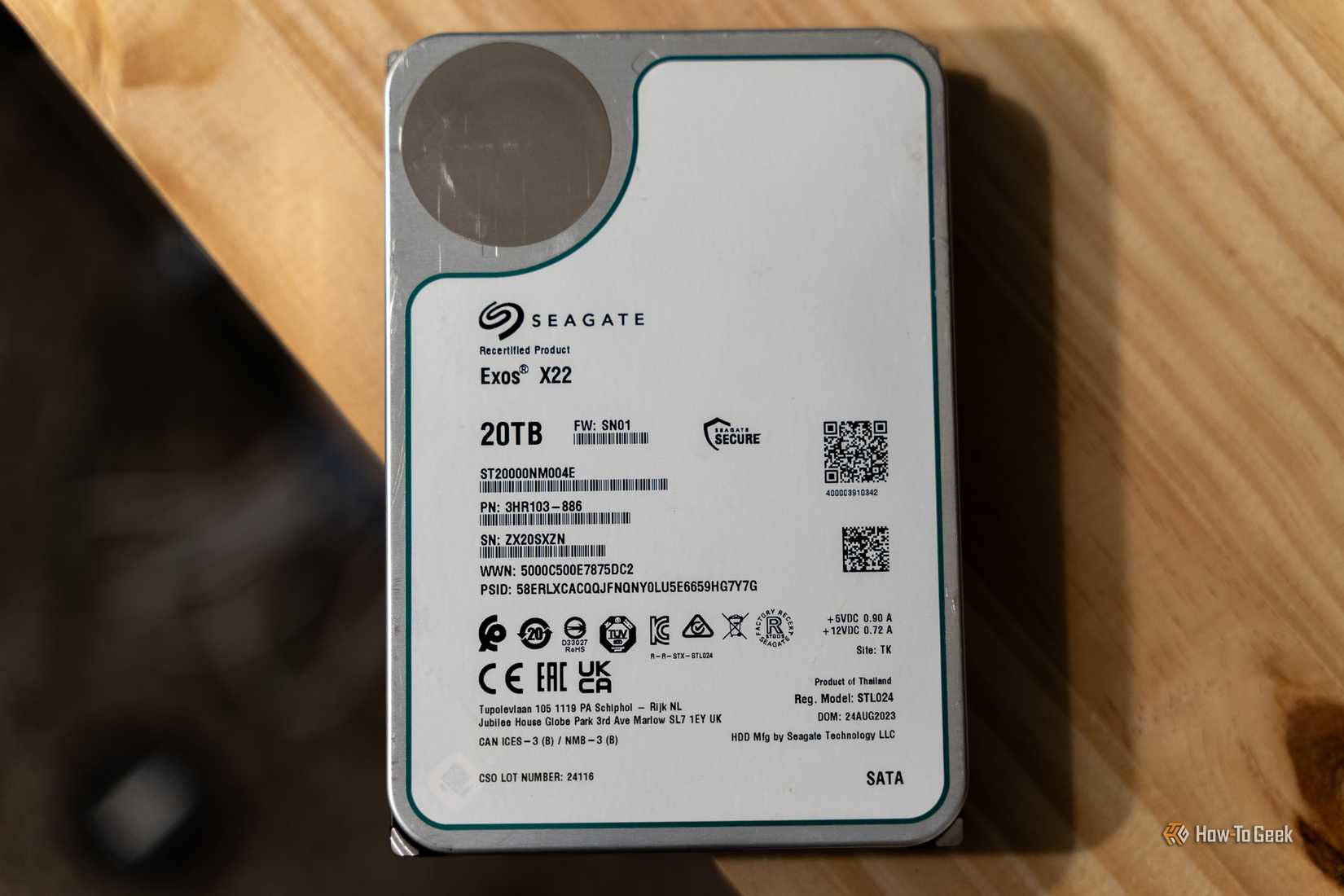 Жесткий диск Seagate Exos X22 на 20 ТБ на деревянном столе
