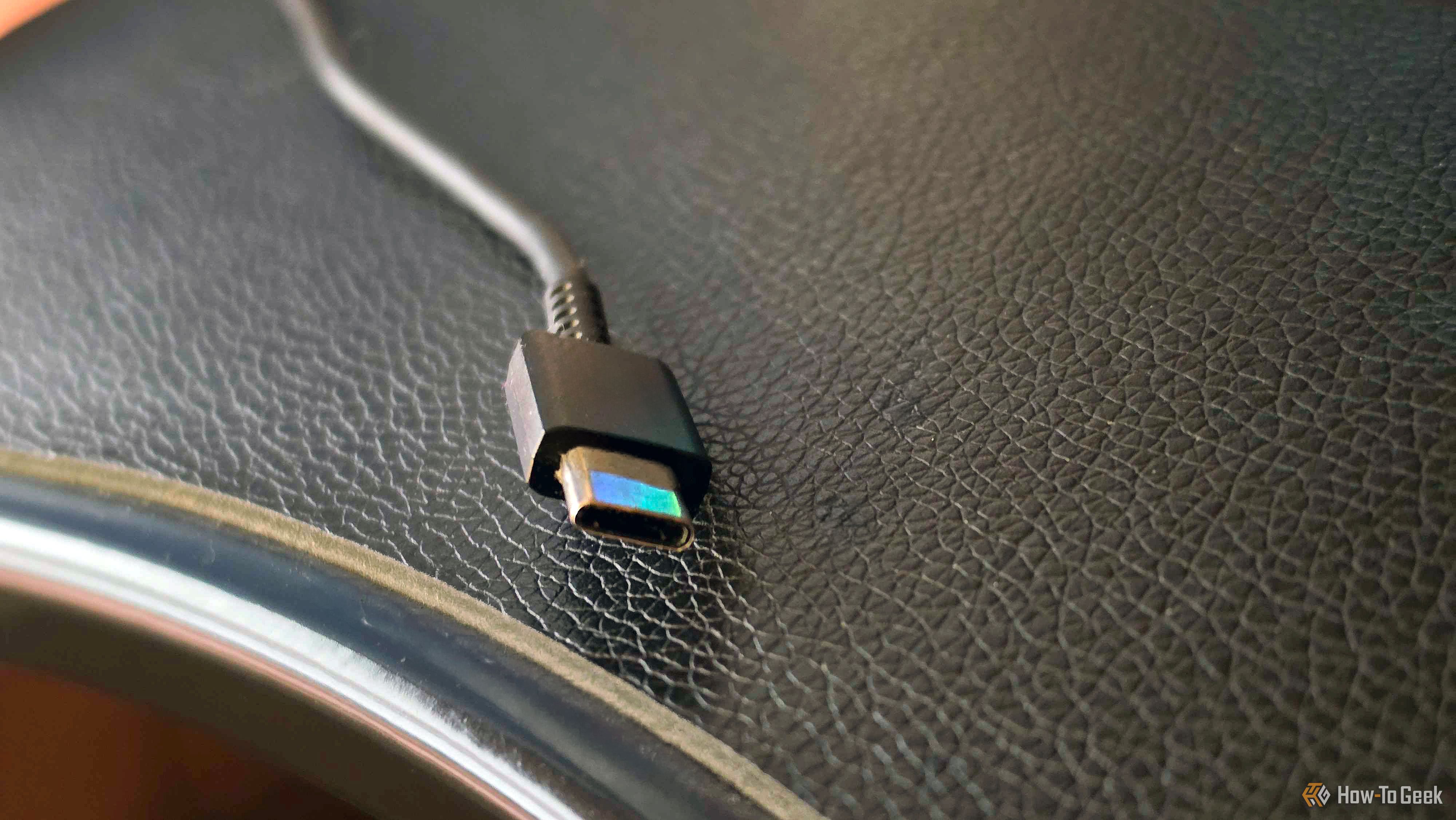 Черный кабель USB-C крупным планом