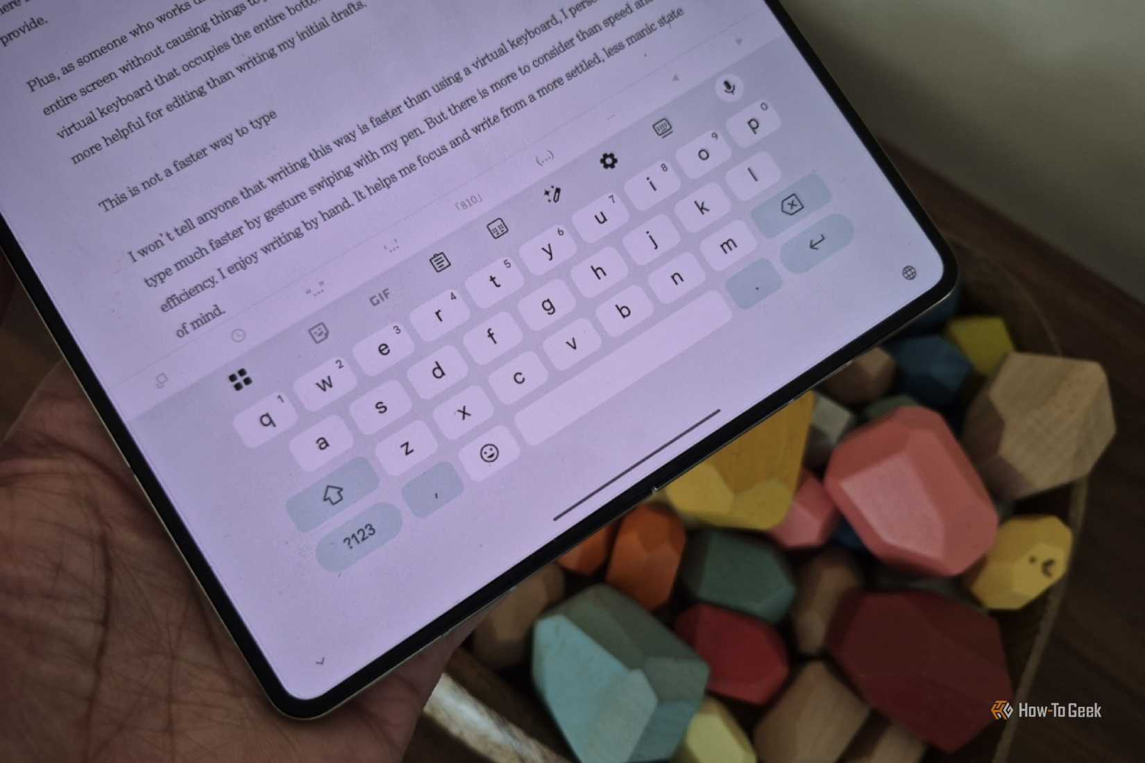 HeliBoard: открытая клавиатура для Android как альтернатива Gboard Интерфейс клавиатуры HeliBoard на экране смартфона