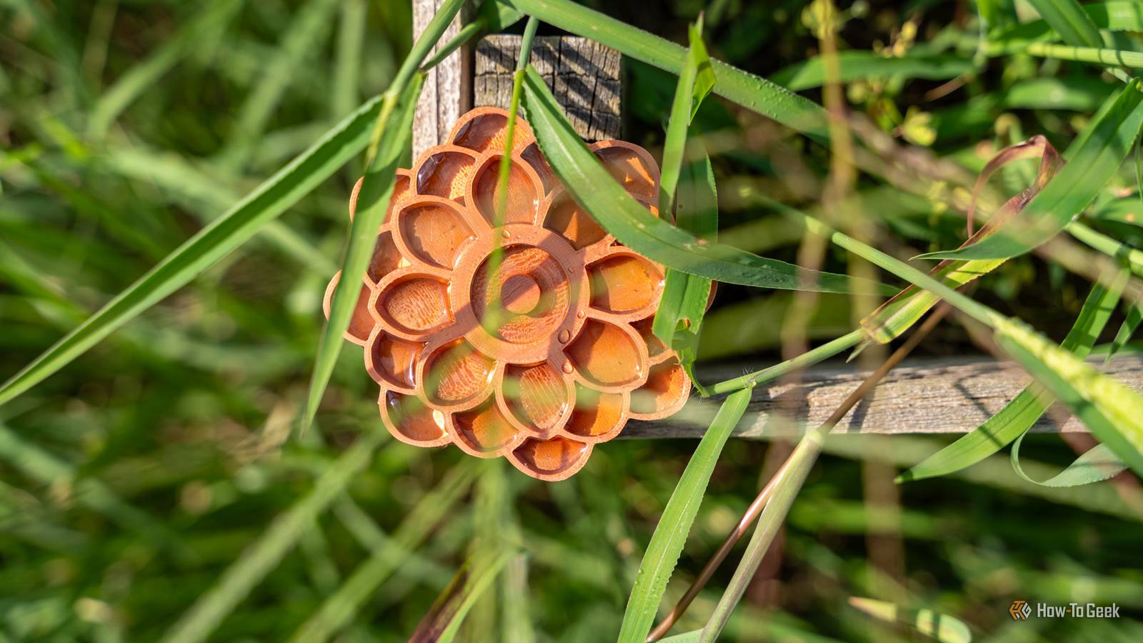 I 3D printed a water station for the thirsty bees near my home