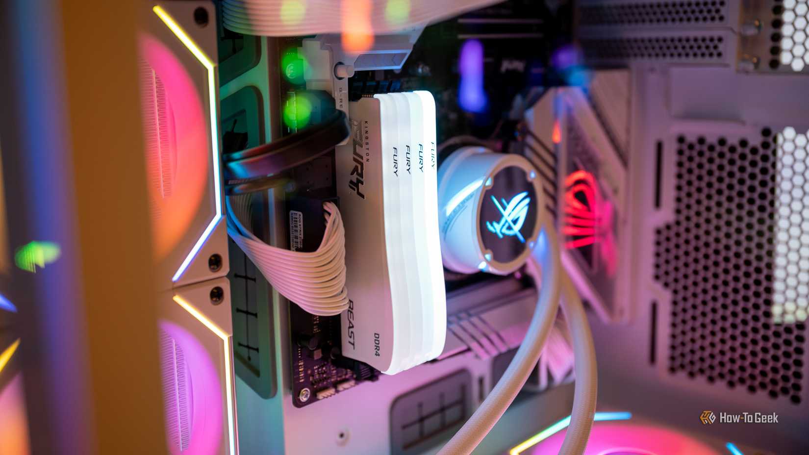 Модули оперативной памяти Kingston FURY Beast DDR4 RGB в игровом компьютере