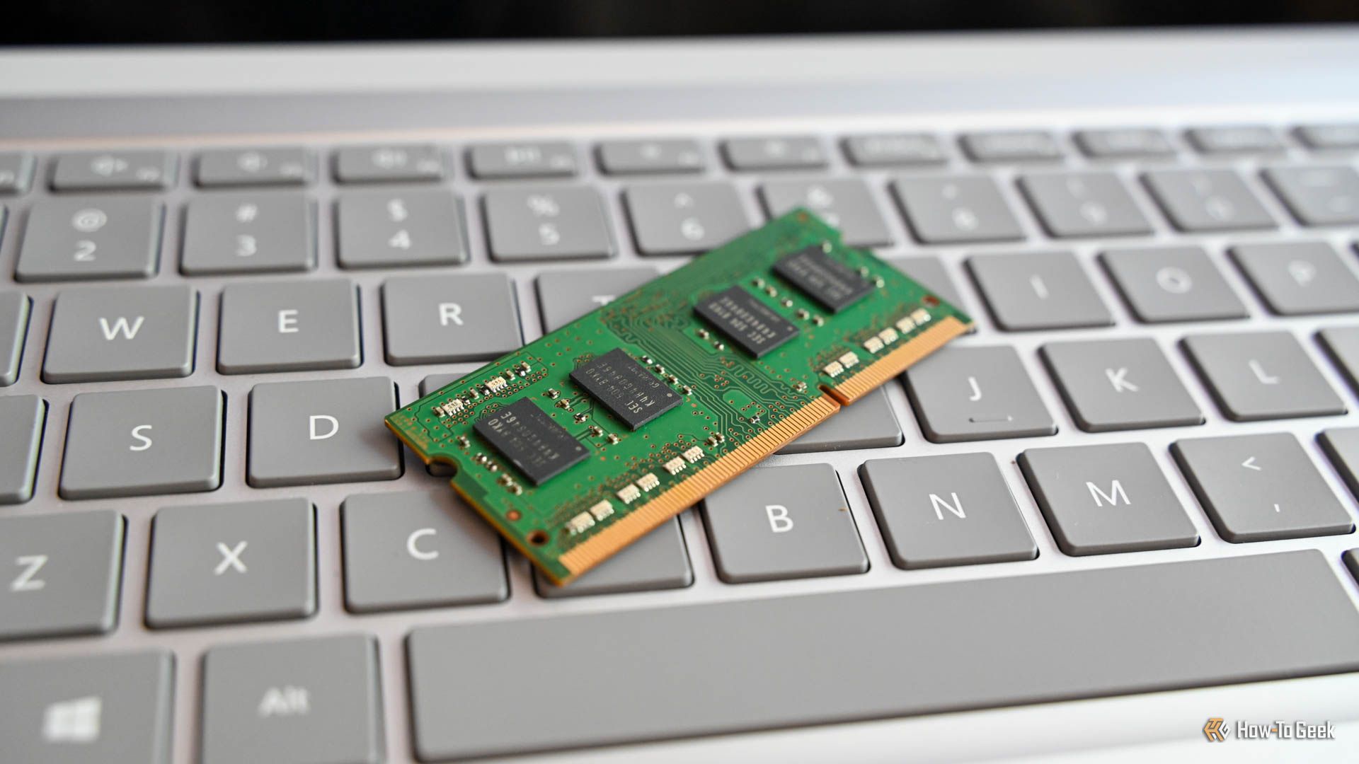 Подготовка к установке памяти DDR5 в ноутбук