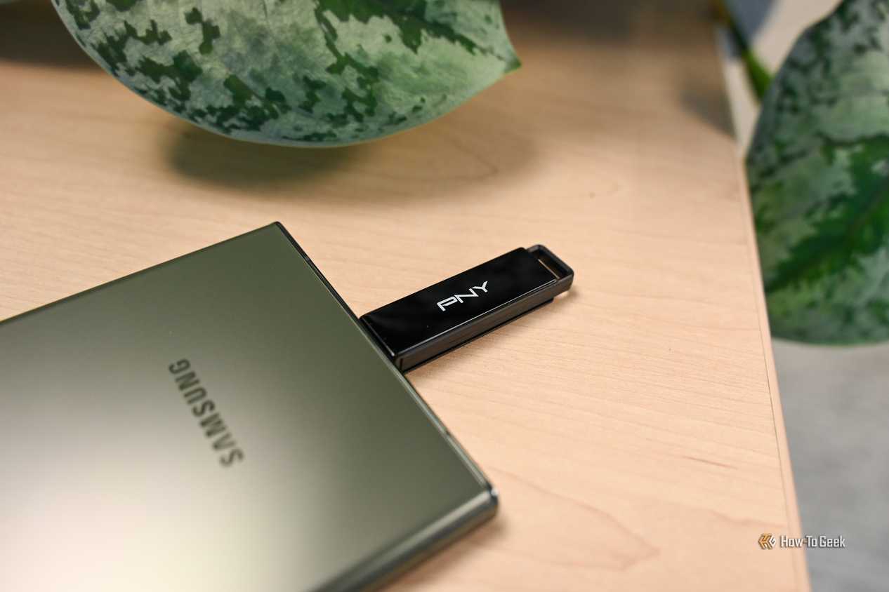 Почему современные флешки стали удобнее внешних SSD Накопитель PNY Elite X Type C подключен к смартфону Samsung