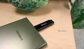 The PNY Elite X Type C flash drive plugged into a Samsung phone.