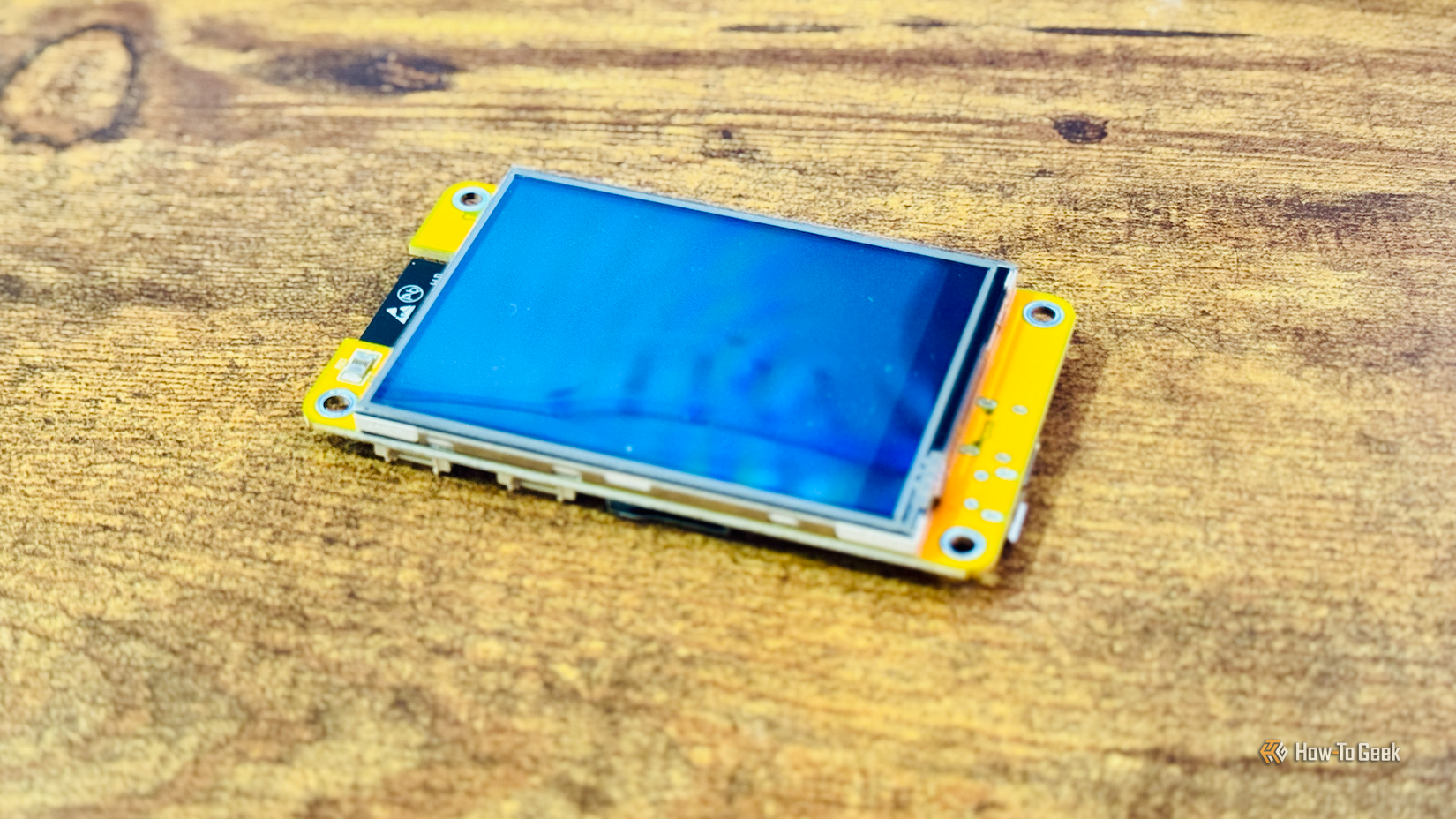 Cheap Yellow Display установлен на колонке Echo и показывает экран воспроизведения музыки