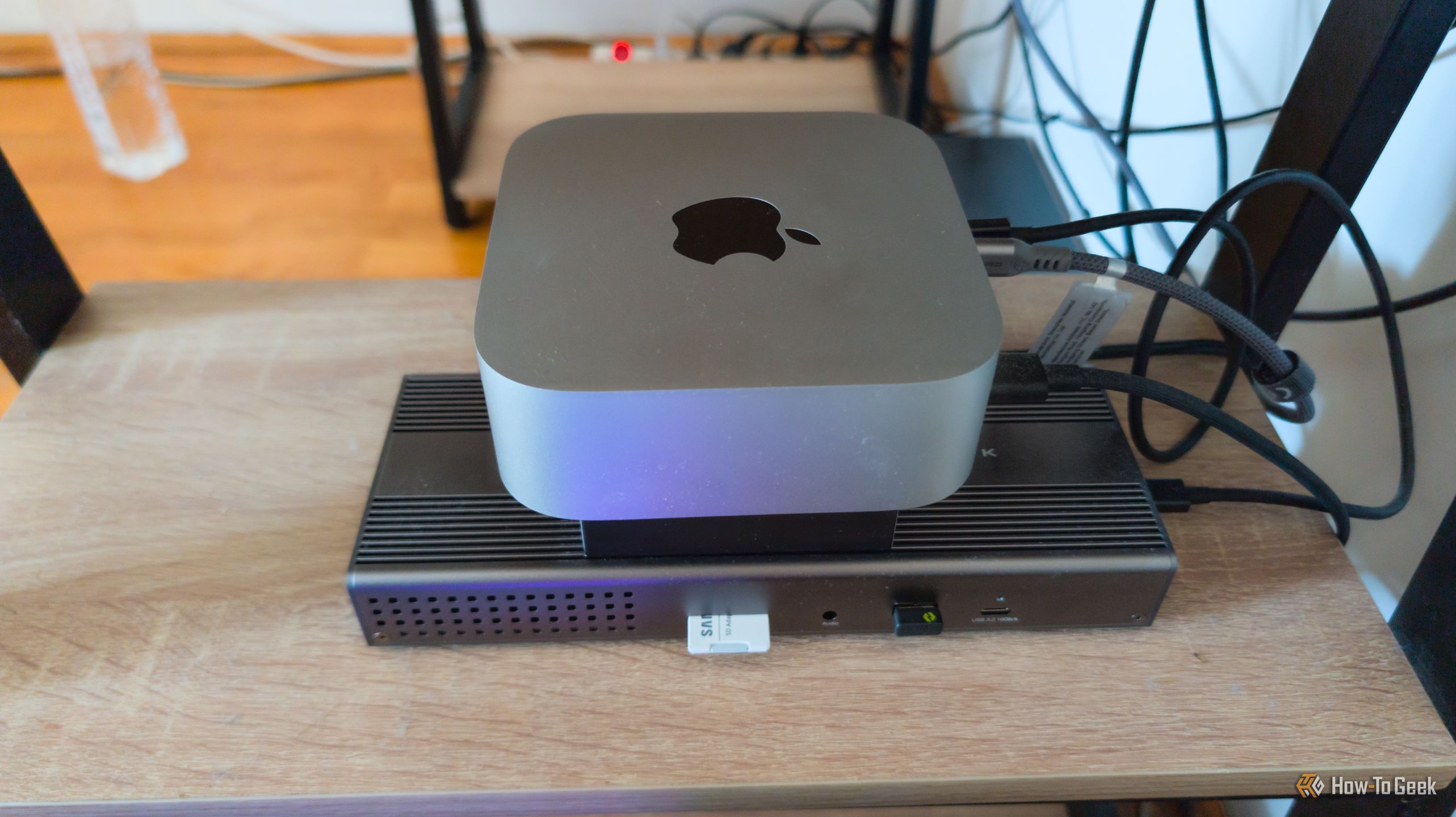 Устройство Thunderbolt 4 на столе рядом с кабелями