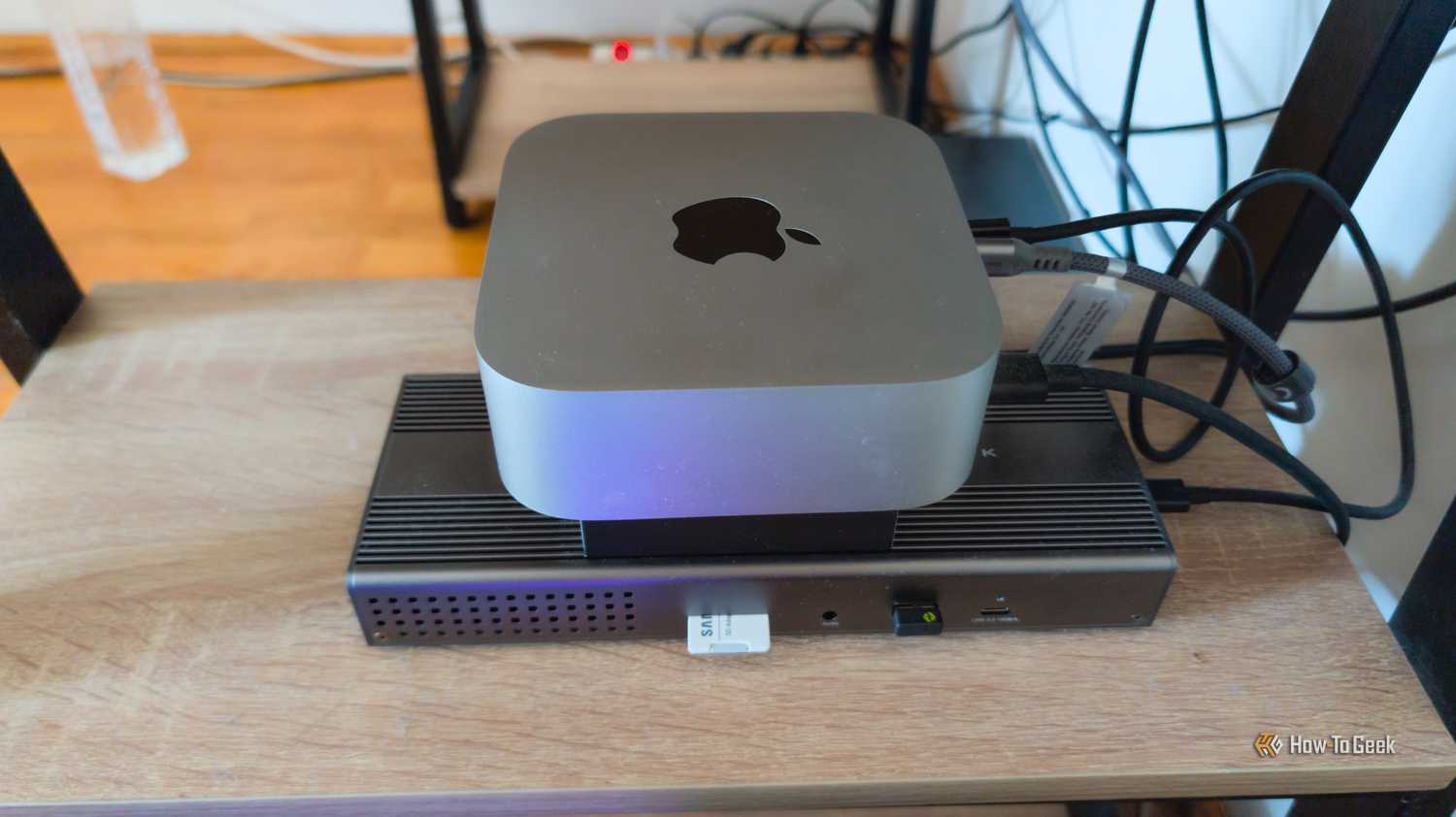 USB-док против KVM-переключателя: в чем разница и как они работают Устройство Thunderbolt 4 на столе рядом с кабелями