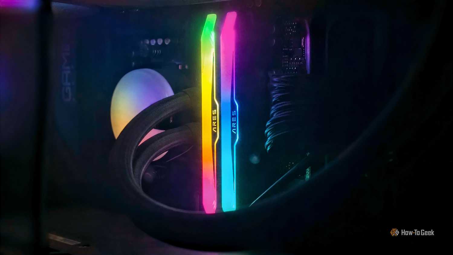 Модули DDR5 в корпусе компьютера Современная оперативная память в игровом ПК