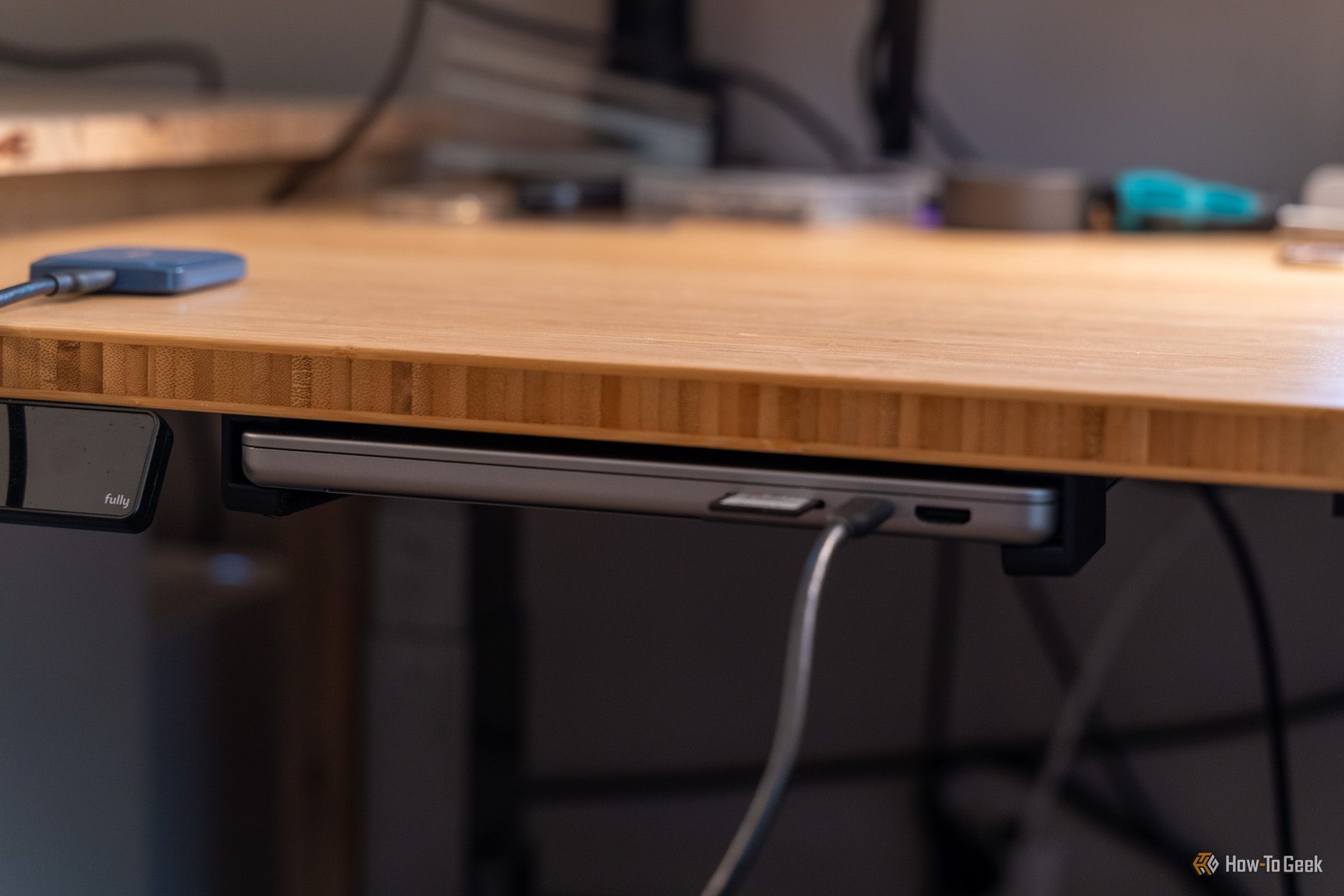 Кабель USB-C подключен к ноутбуку MacBook Pro