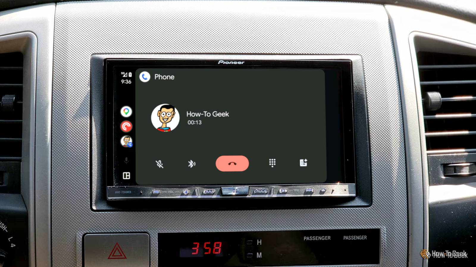 Как исправить проблемы со звонками в Android Auto: полезные советы и настройки смартфон с запущенным интерфейсом Android Auto в автомобиле