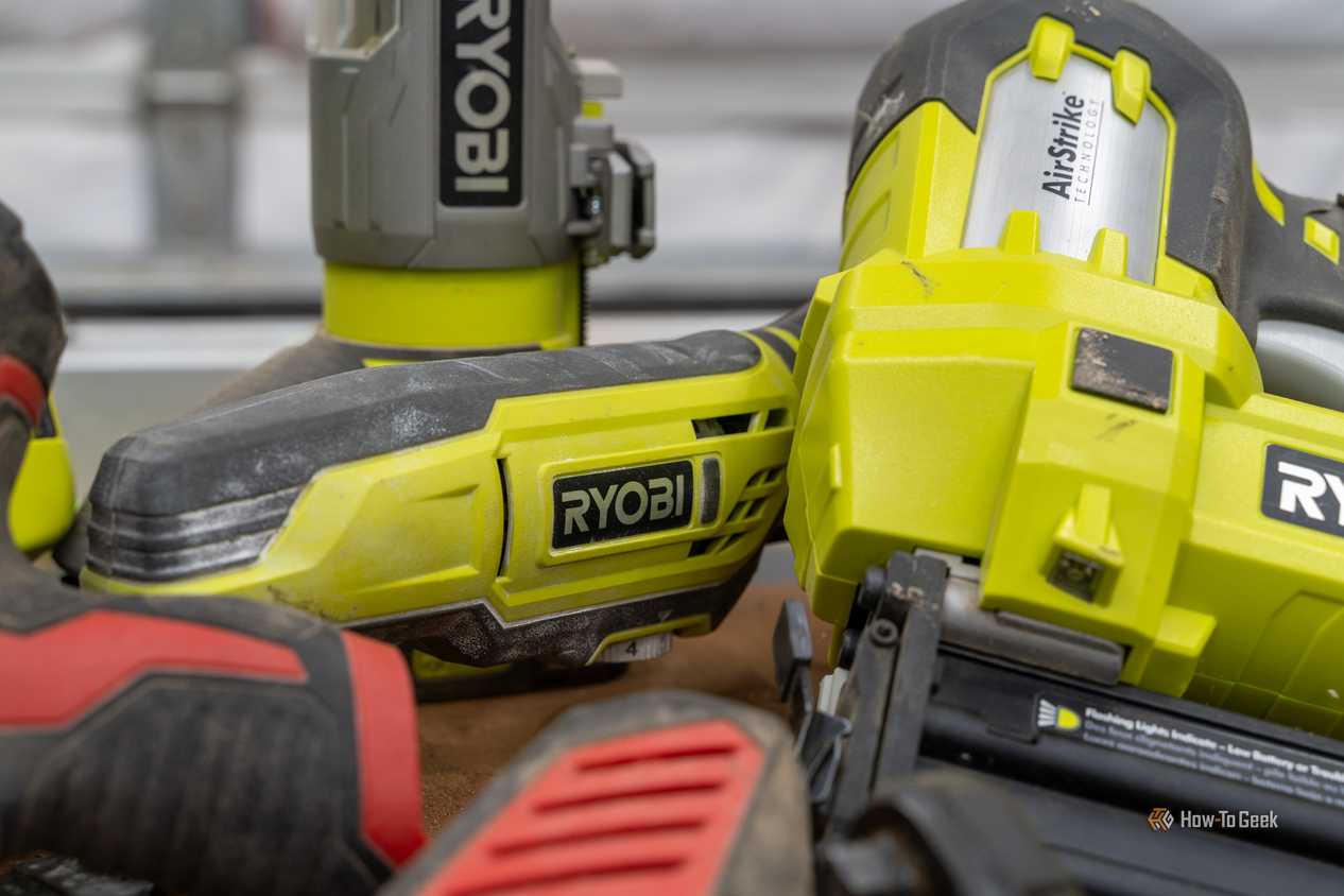 Как правильно чистить инструменты Ryobi для долгой службы Инструменты Ryobi ONE+ на рабочем столе