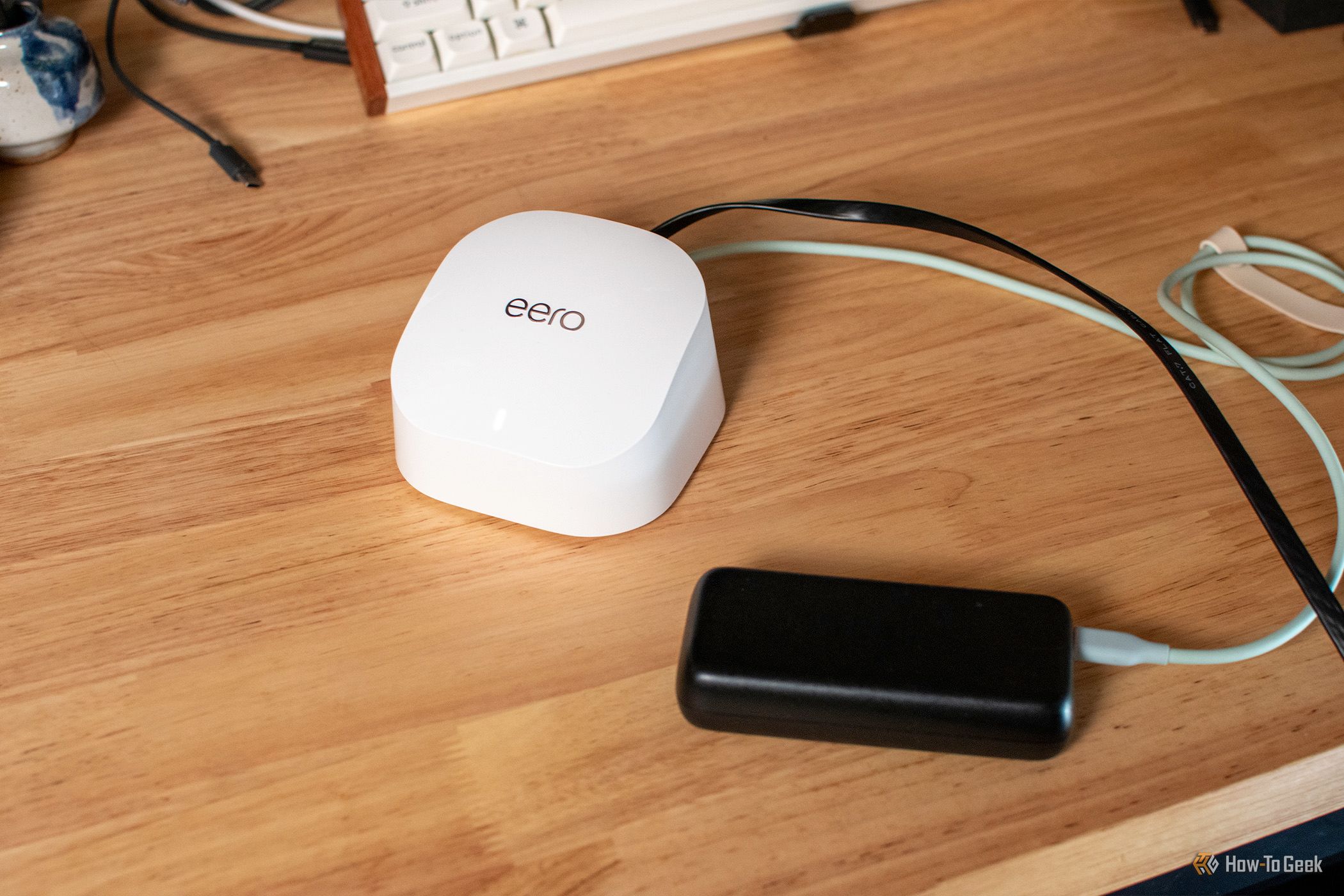 Роутер Amazon Eero рядом с внешним аккумулятором