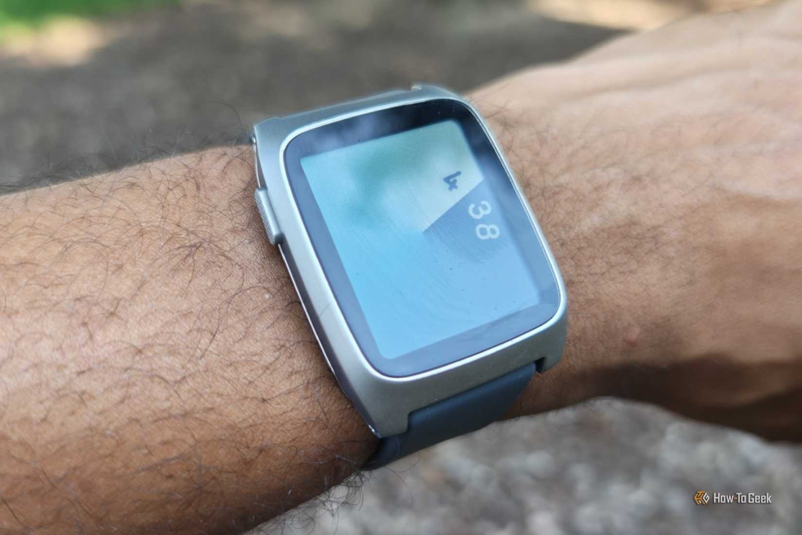 A blue watch face on a Pebble Time 2.