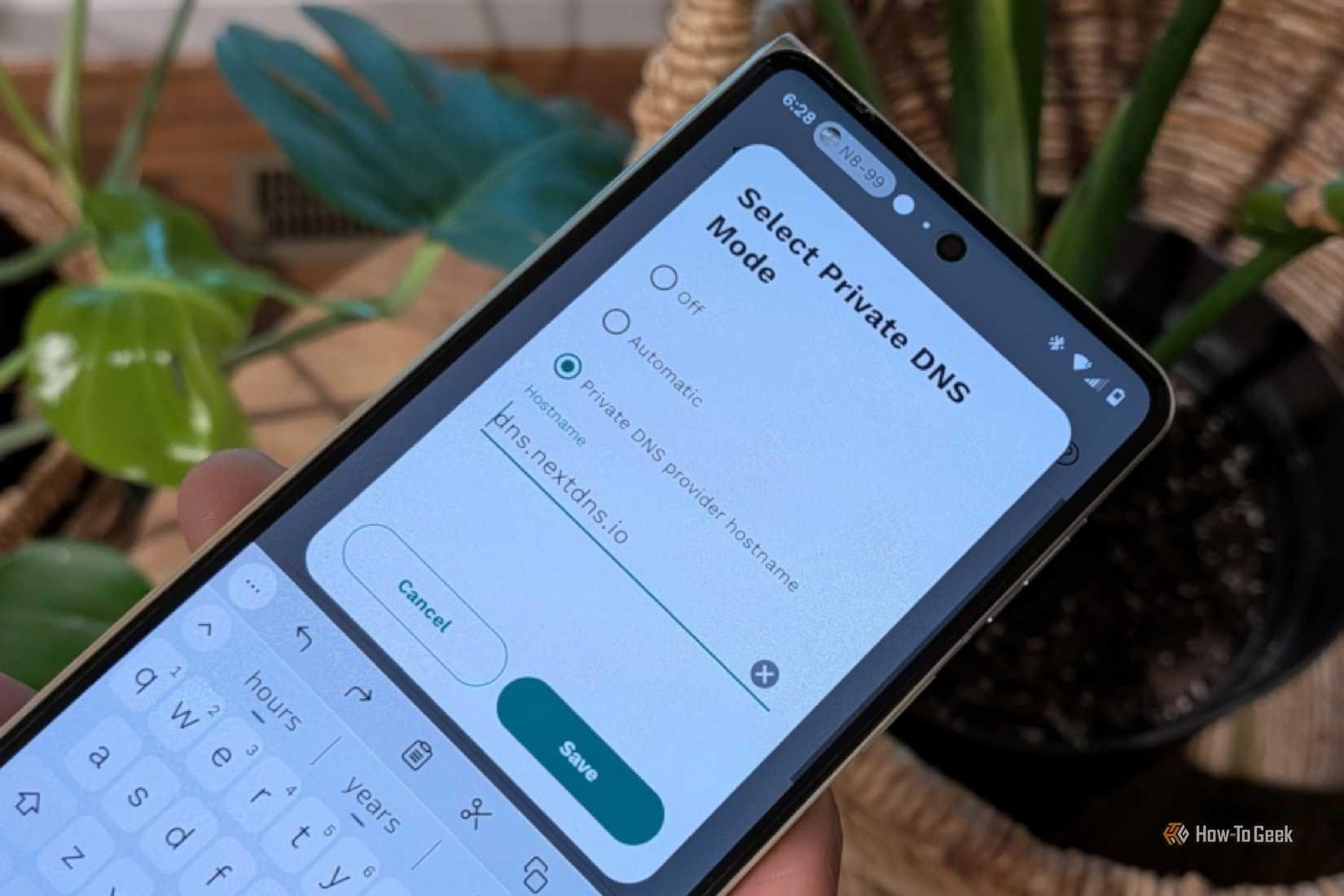 Зачем нужно настраивать функцию Private DNS на Android Экран настройки частного DNS на смартфоне Motorola Razr Fold
