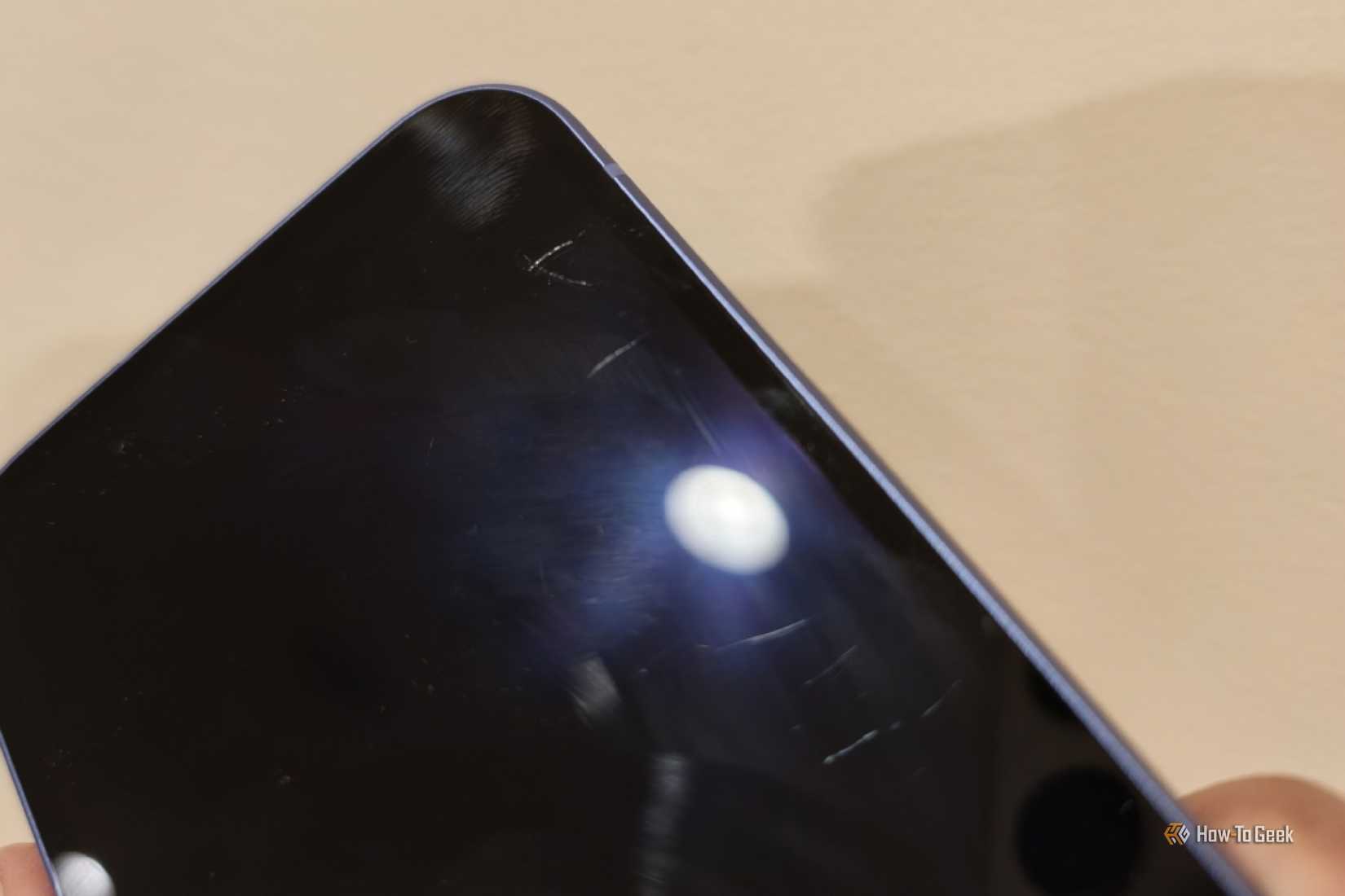 Google Pixel 10a திரையில் கீறல்கள்.