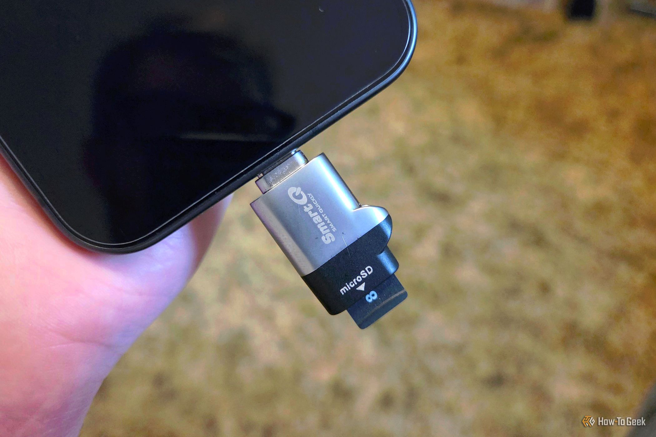 USB-C переходник для карт памяти microSD, подключенный к смартфону