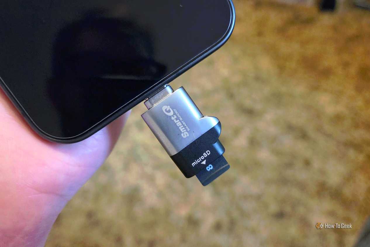 USB-C переходник для карт памяти microSD, подключенный к смартфону USB-C переходник для карт памяти microSD, подключенный к смартфону