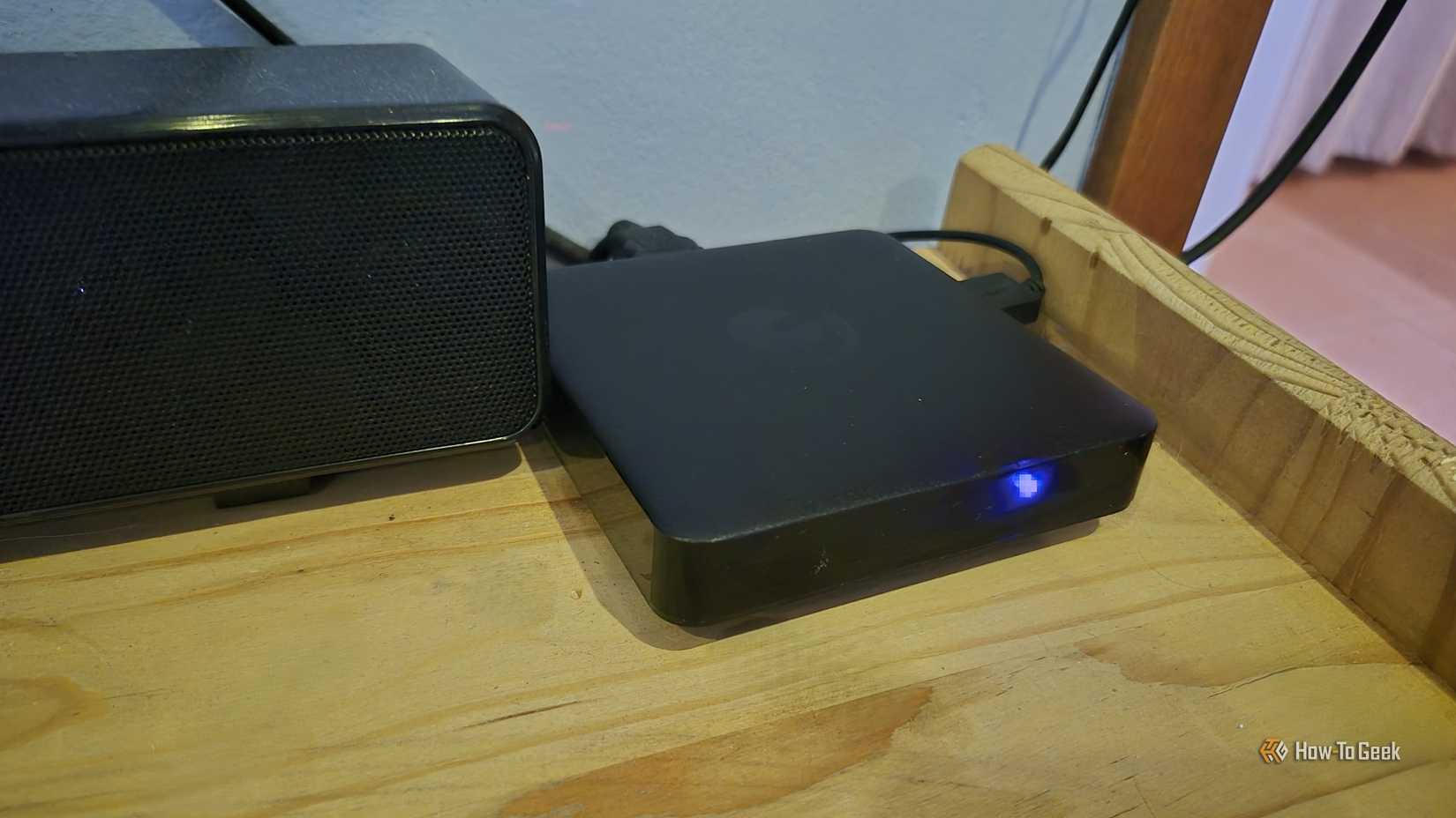 ஒரு அலமாரியில் Ematic dv8235 Android TV பெட்டி