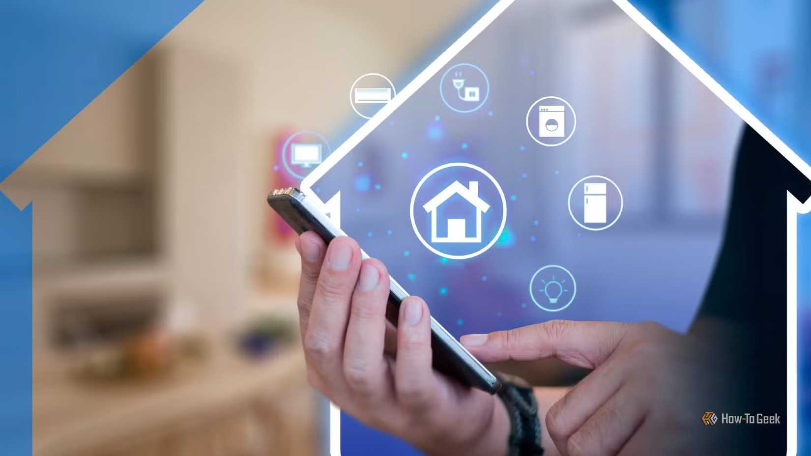 Une main tenant un smartphone avec plusieurs icônes de maison intelligente survolant l'écran.