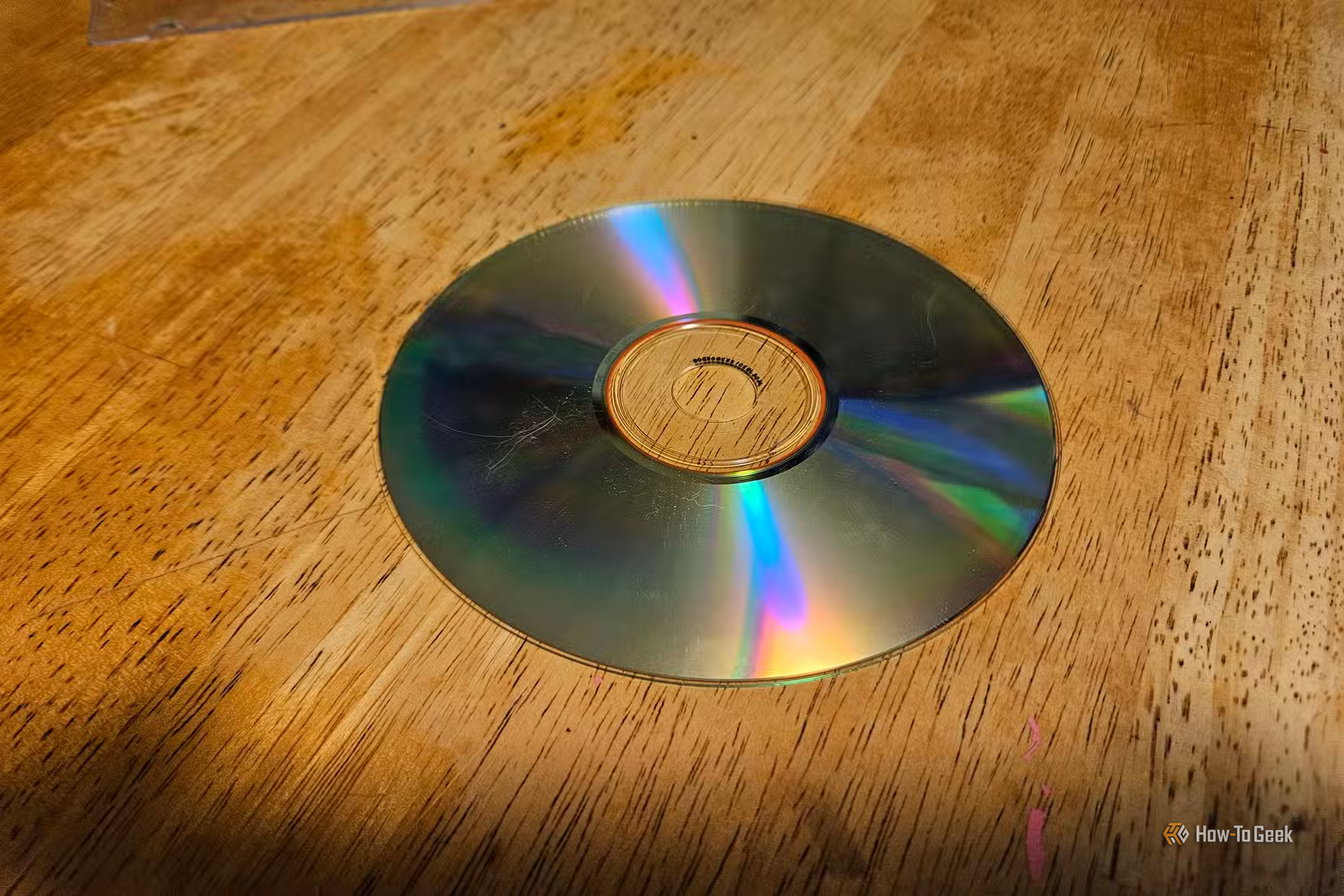 傷、擦り傷、汚れのある CD-R がテーブルの上に置かれています。