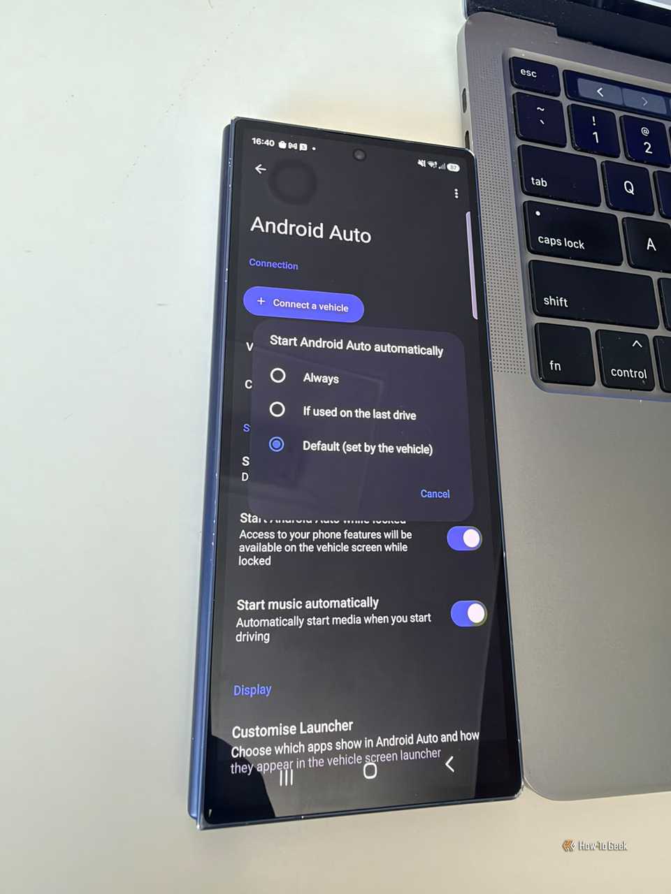 4 полезные функции Android Auto, упрощающие каждую поездку Интерфейс Android Auto с активными элементами управления