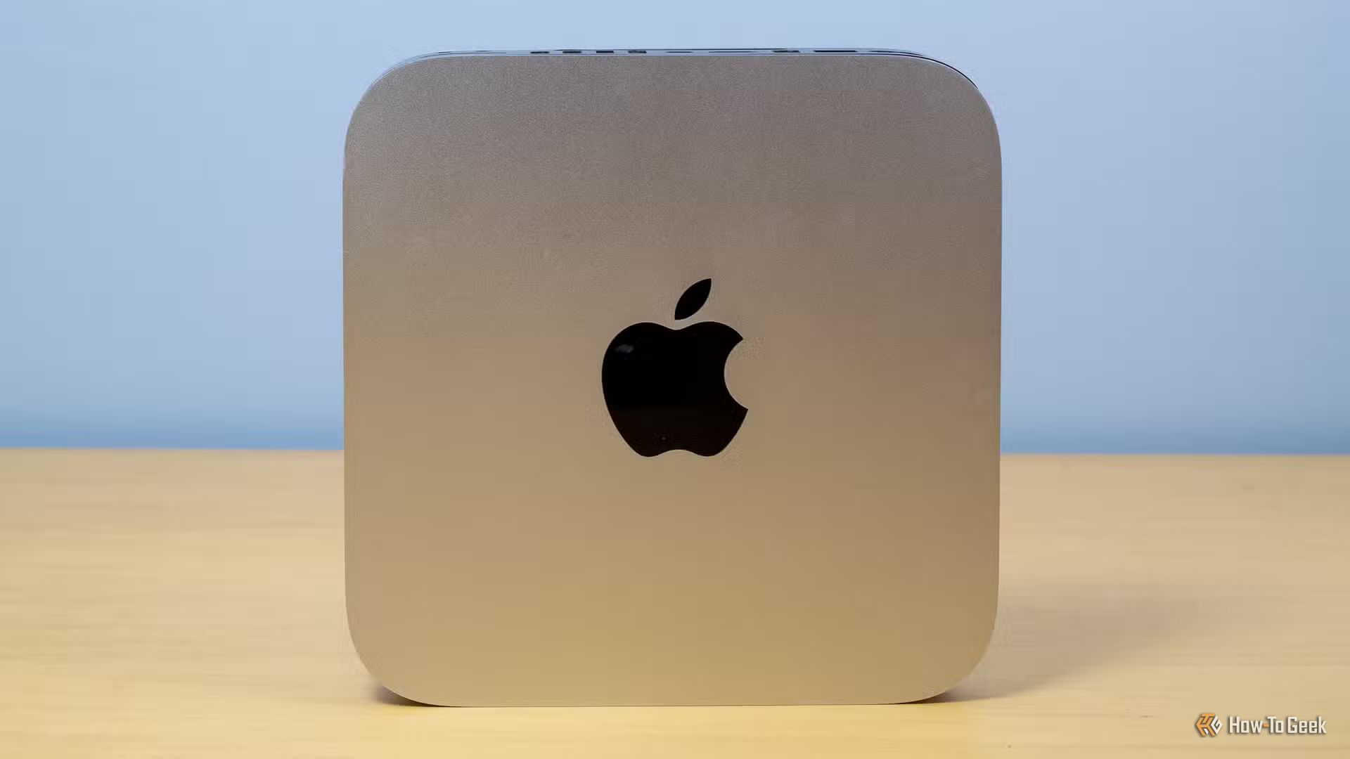 Apple Mac Mini на столе с подключенными кабелями