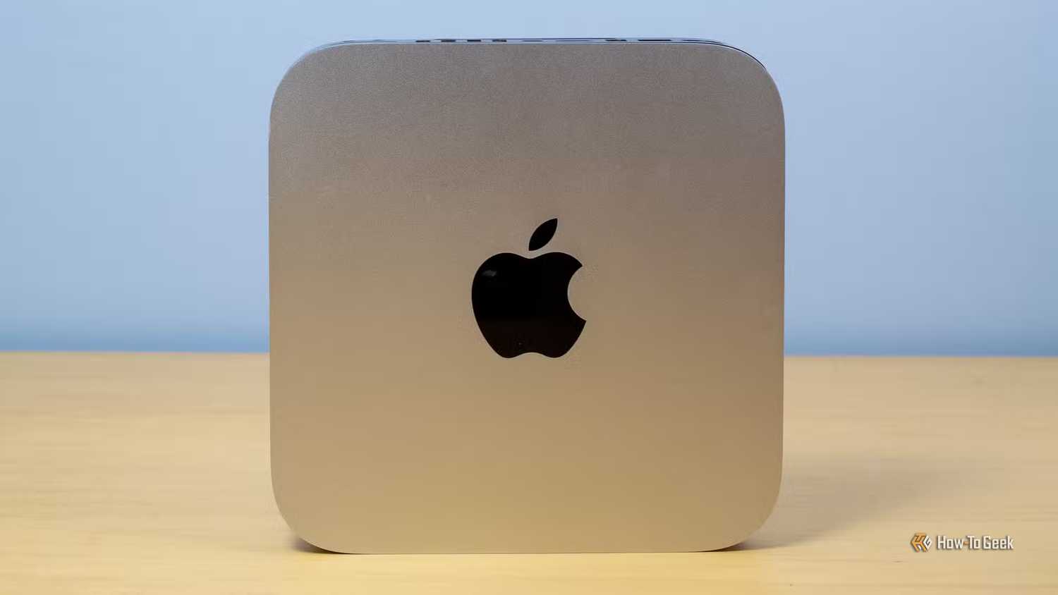 Как превратить старый Mac mini в домашний сервер для замены облачных сервисов Apple Mac Mini на столе с подключенными кабелями