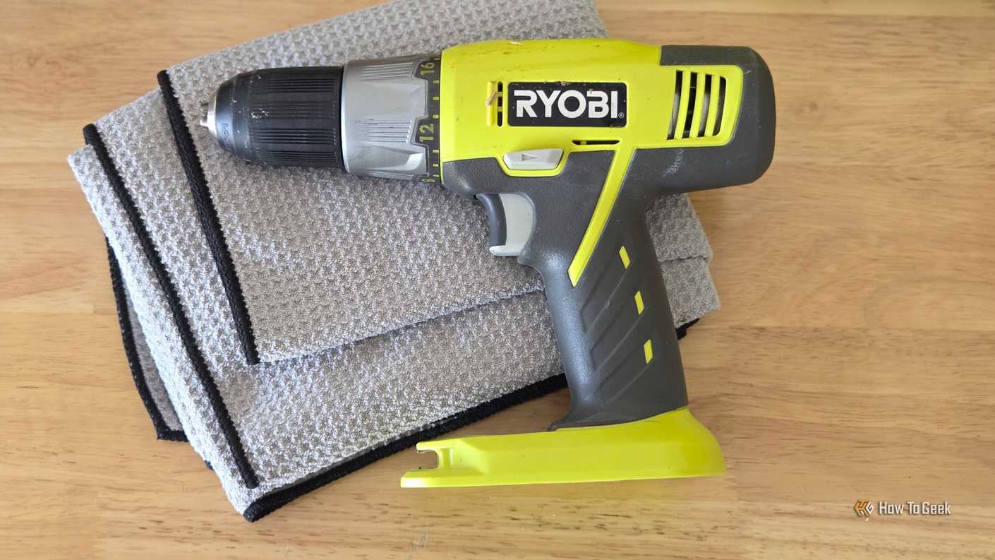 Обслуживание инструмента Ryobi Очистка корпуса дрели Ryobi от загрязнений