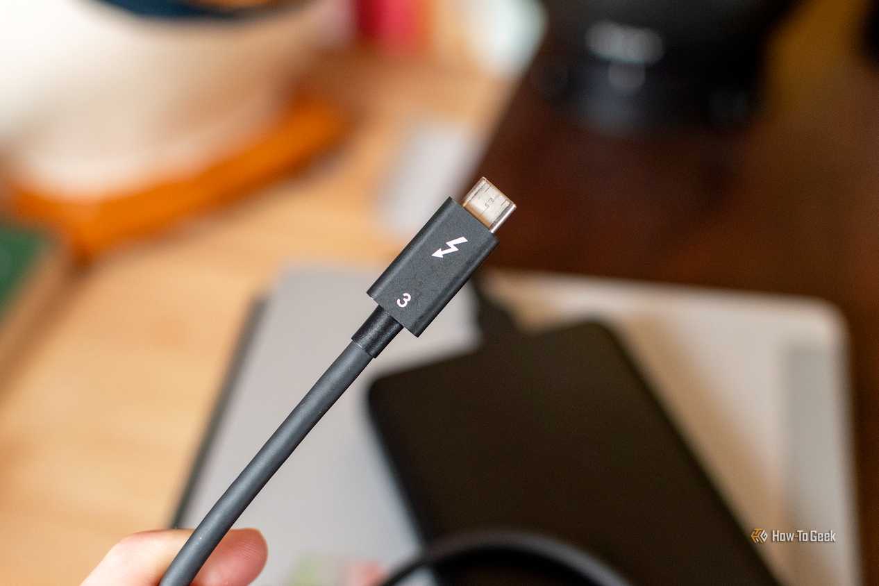 Как 3D-печать помогает упорядочить коллекцию кабелей USB-C 3D-печатная оранжевая метка для кабеля мощностью 100 Вт