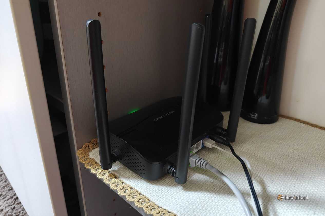 Эксперимент: как установка роутера в шкаф снижает скорость Wi-Fi Роутер, установленный внутри шкафа