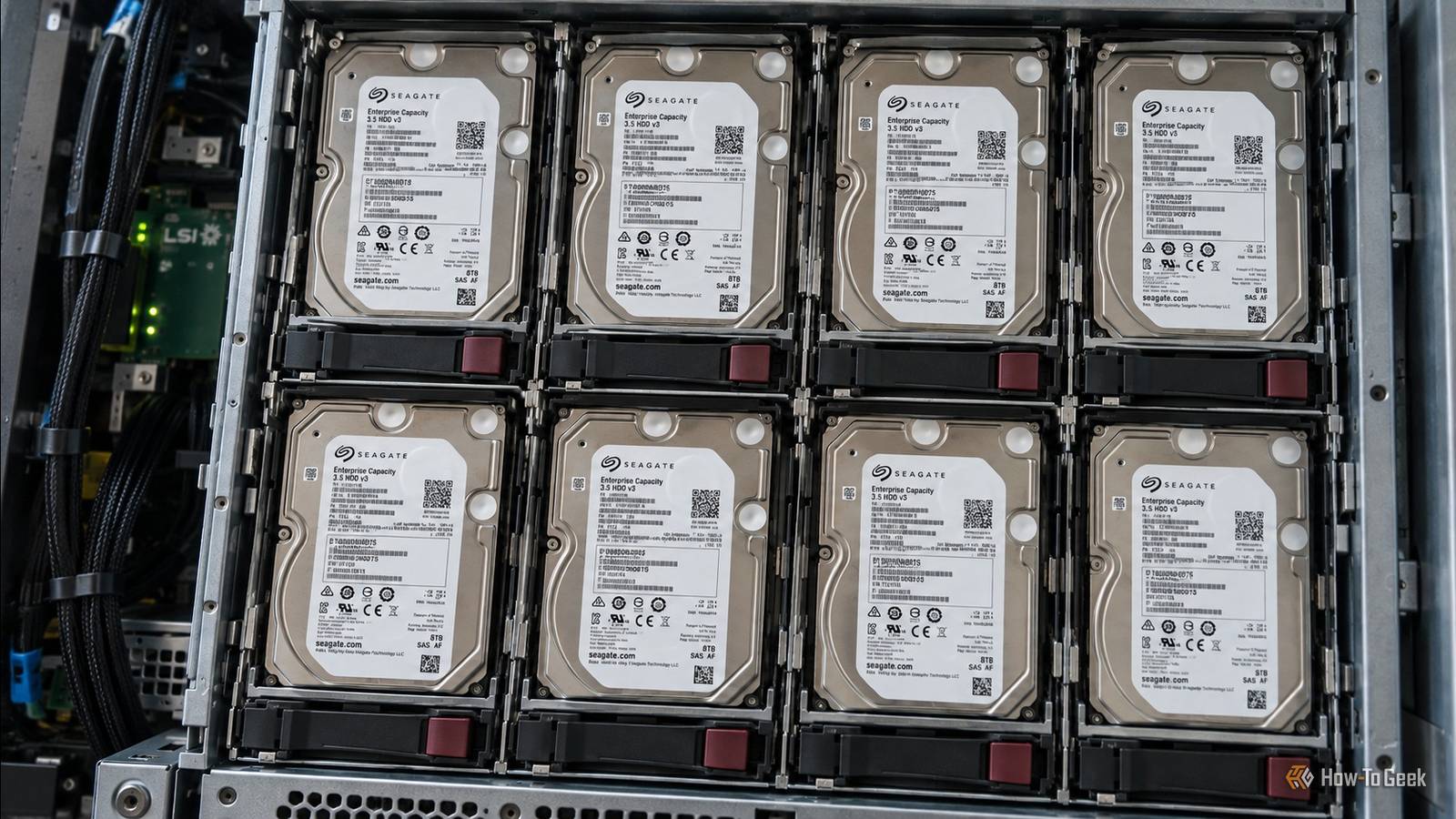 восемь жестких дисков Seagate в серверном шасси