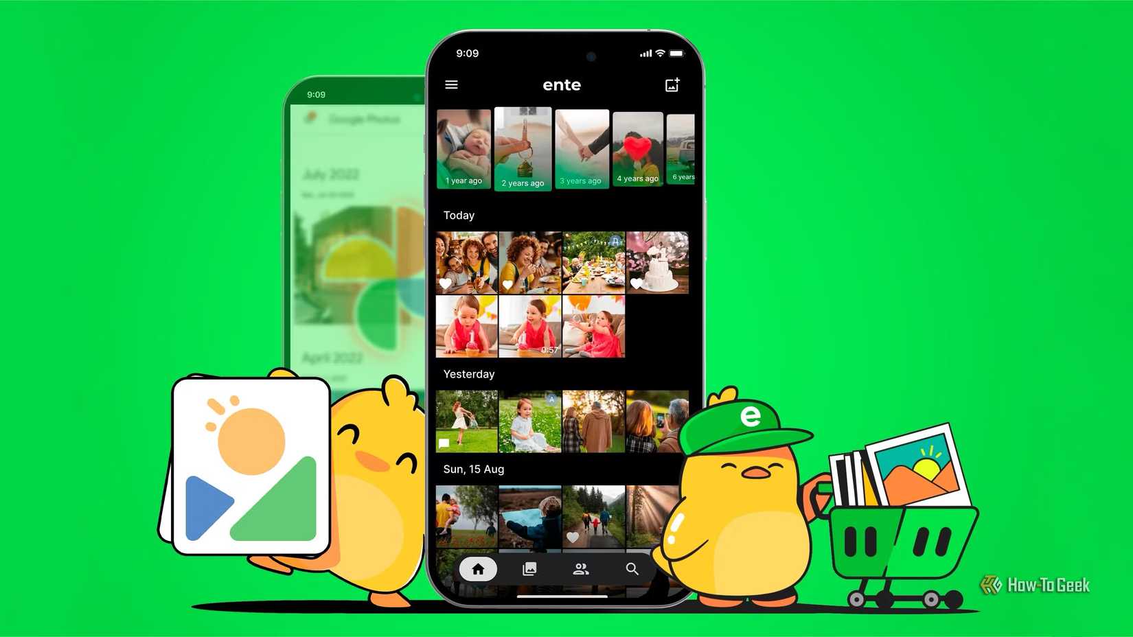 スマートフォン画面上の Ente アプリとそのマスコットの横に、背景に Google フォトが表示されたぼやけたスマートフォン。