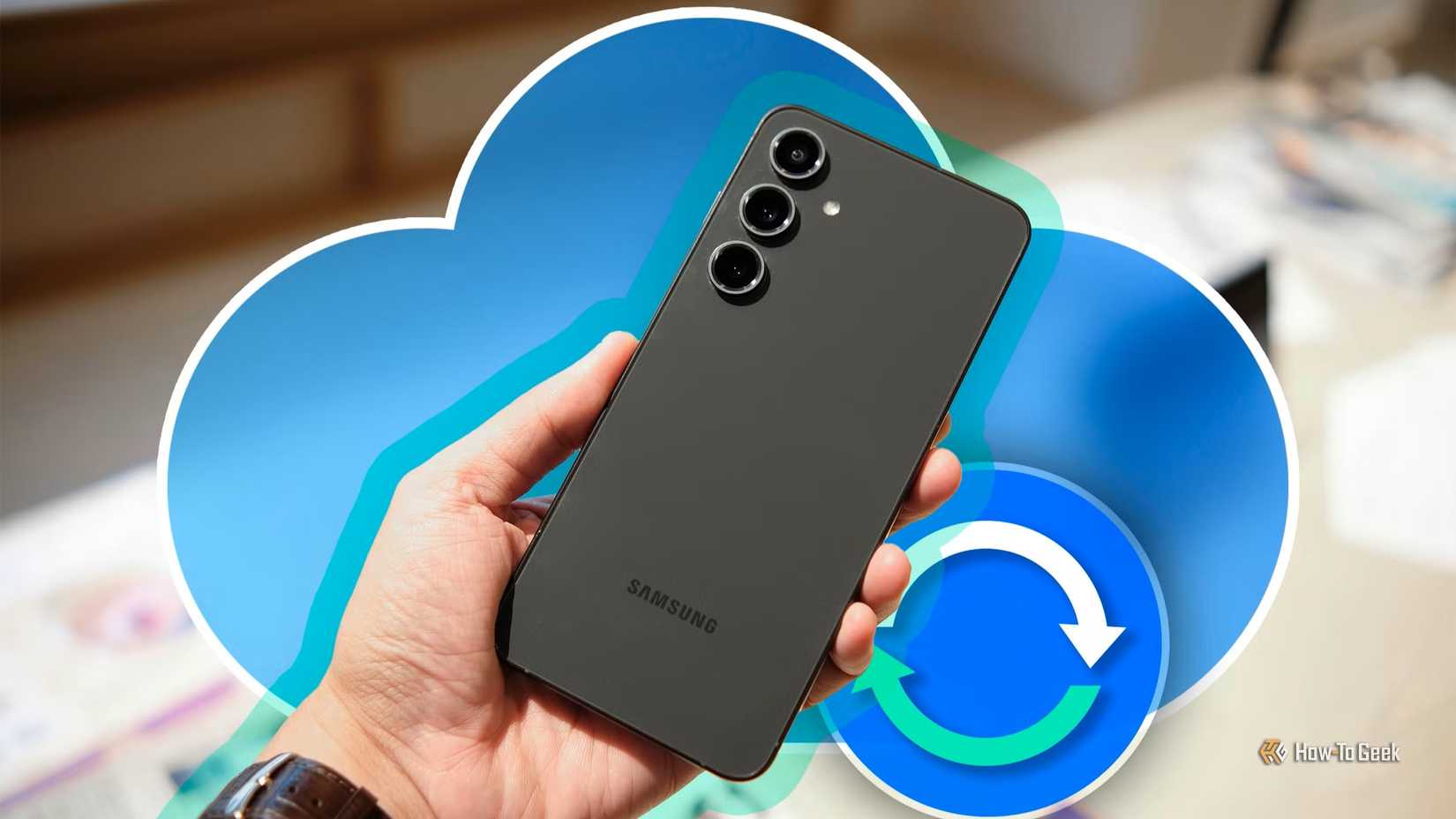 Mano sosteniendo un Galaxy S24 con un ícono de copia de seguridad y sincronización en el fondo