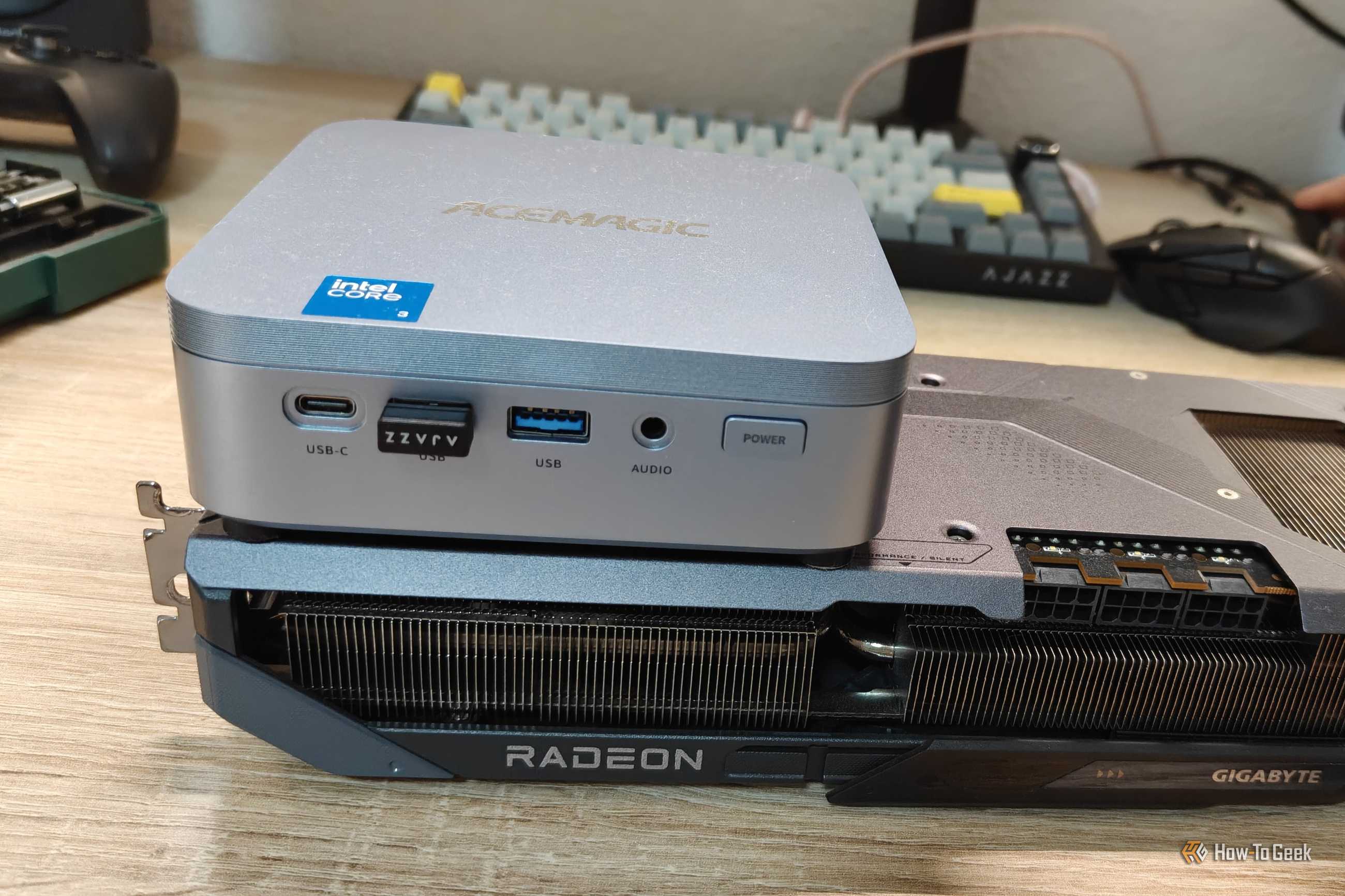 Acemagic K5 mini PC a sou tèt yon kat grafik AMD Radeon RX 9070 XT.