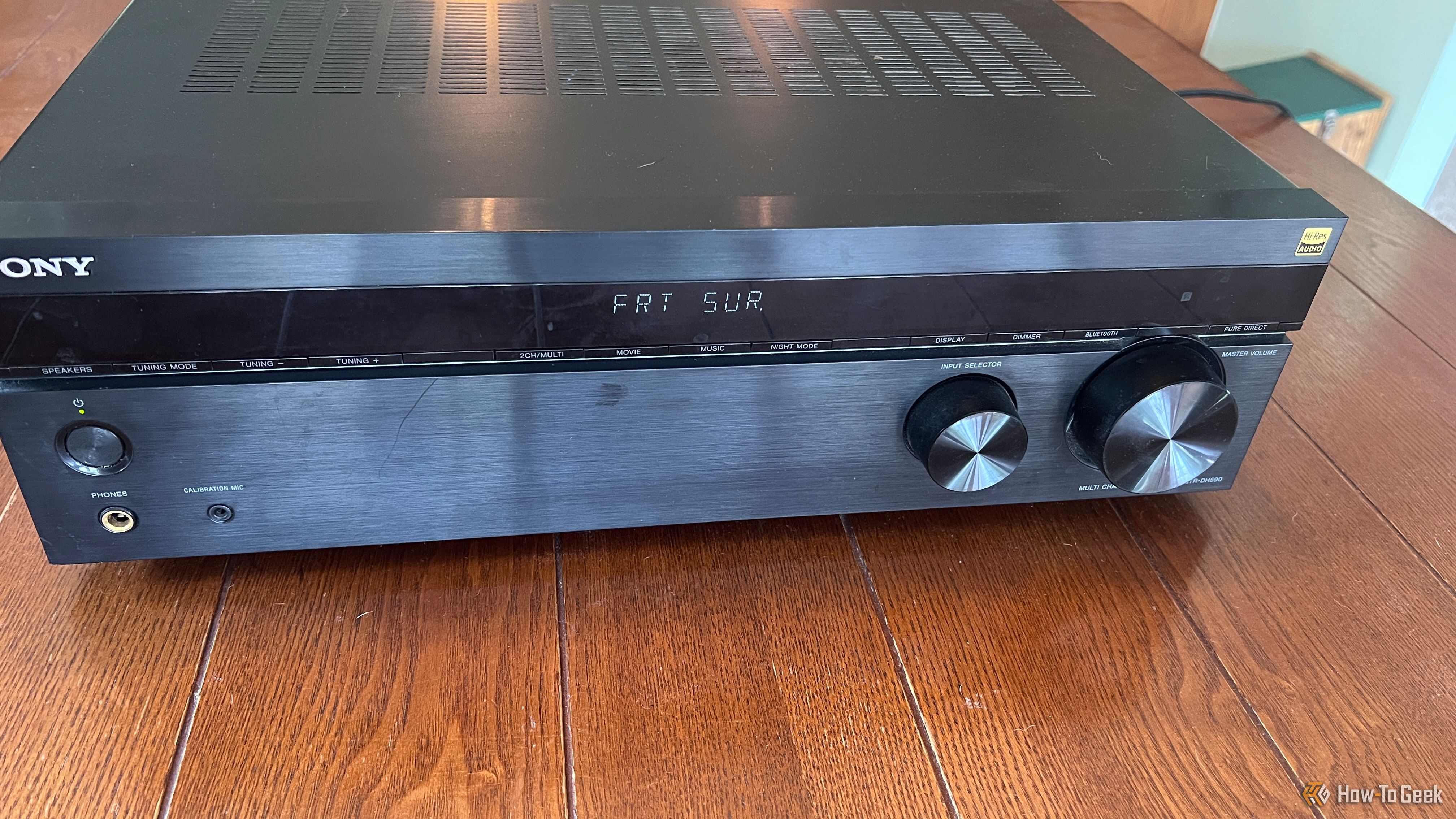 Передняя панель AV-ресивера Sony STR-DH590 с дисплеем и регулятором громкости