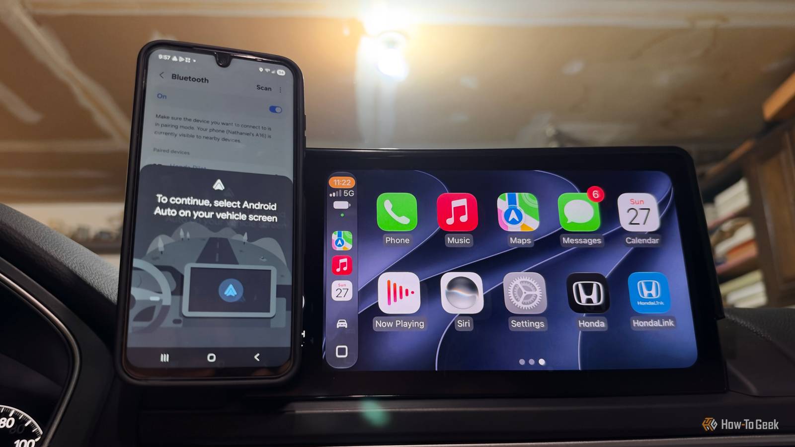 Сравнение Apple CarPlay и Android Auto: почему интерфейс CarPlay кажется удобнее Панель управления с интерфейсом Apple CarPlay в салоне автомобиля