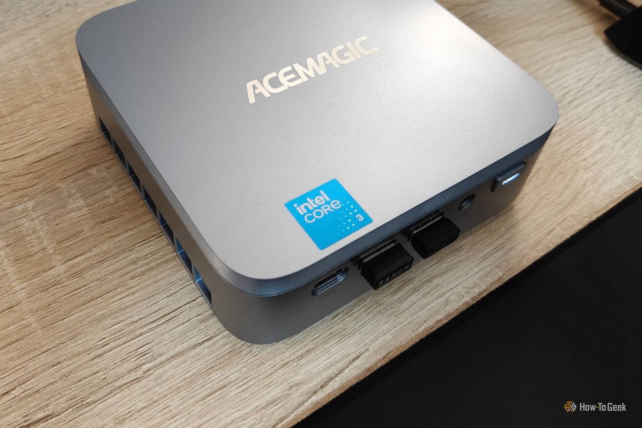 Yon premye plan nan sticker Intel Core 3 sou Acemagic K5 la.