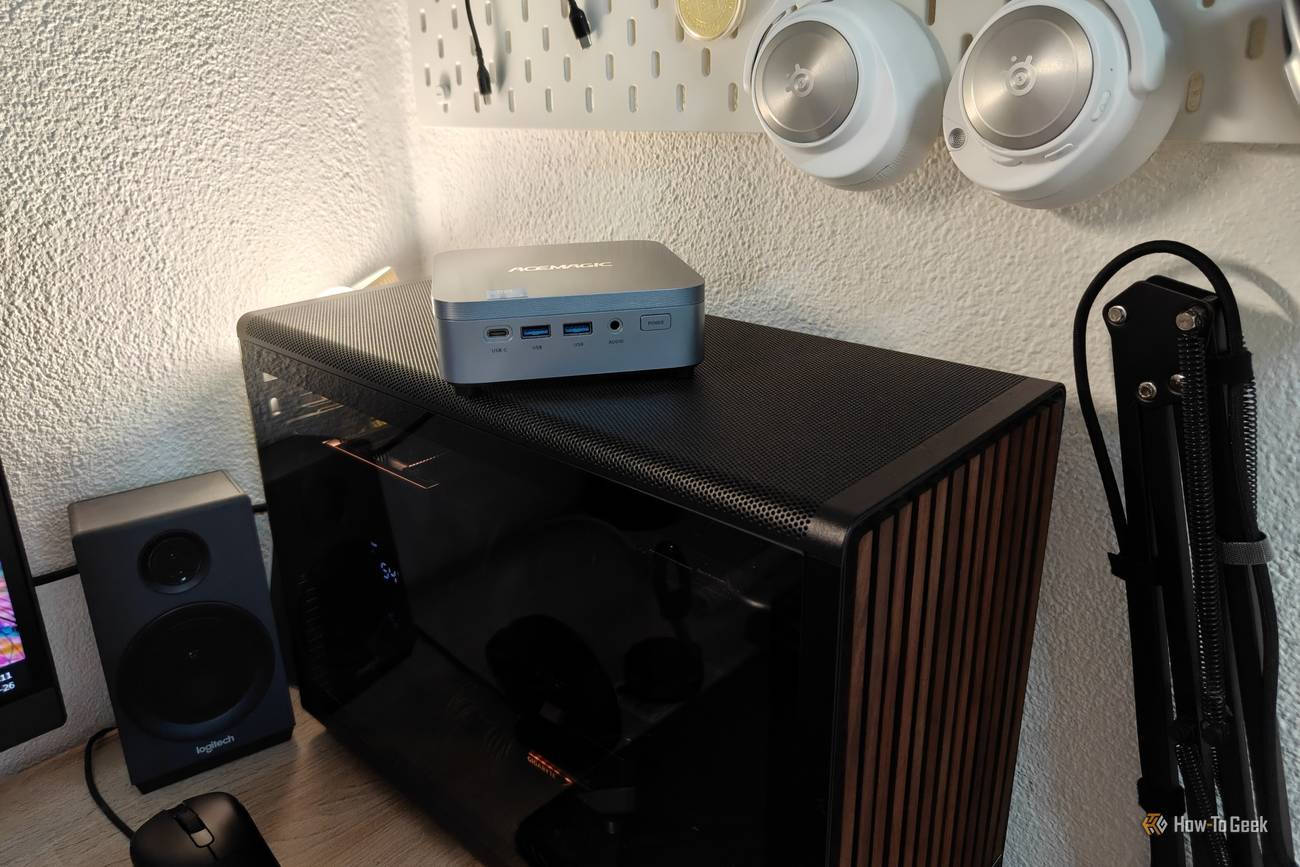 Acemagic K5 mini PC a chita sou yon PC Desktop.